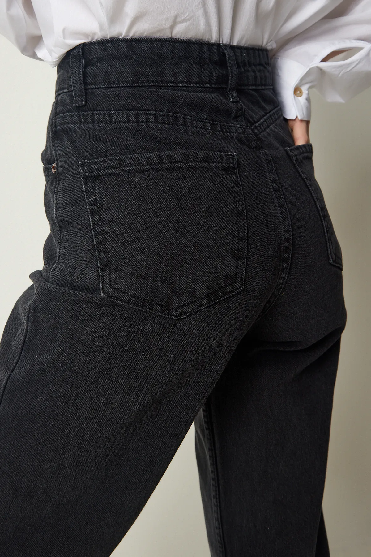 Happiness İstanbul  Schwarze Damen-Denimhose mit hohem Bund und geradem Bein CB00016