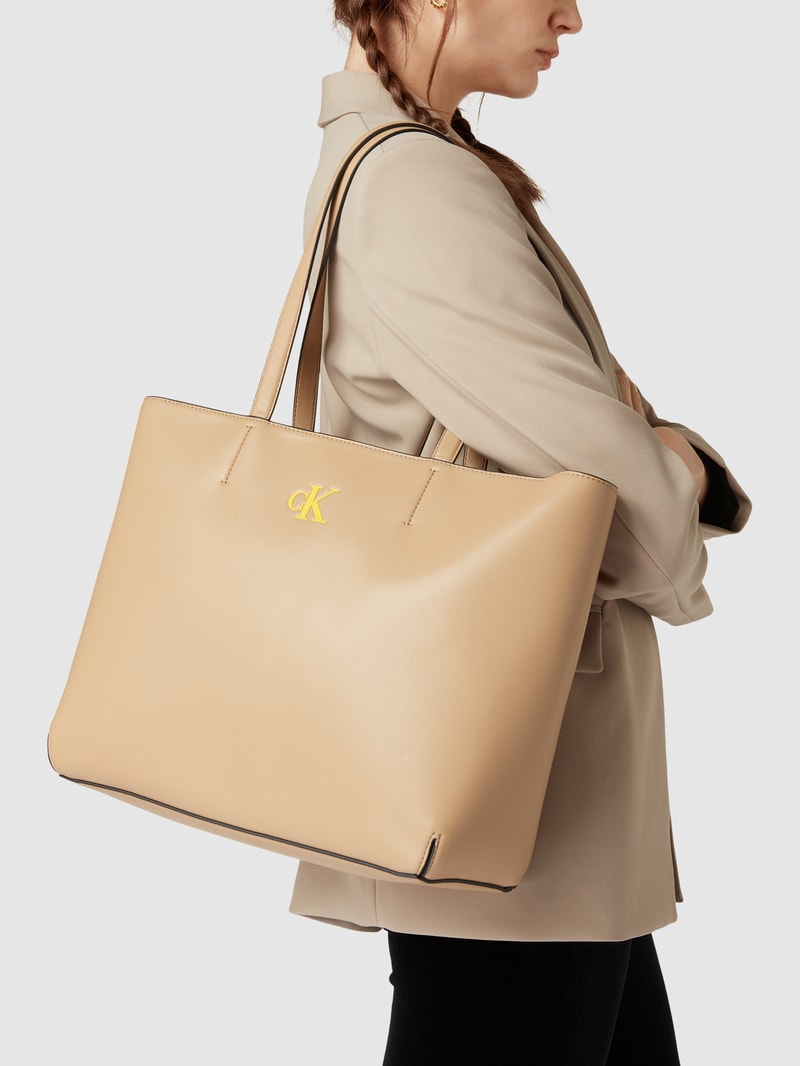 Shopper mit Label-Applikation Modell 'SLEEK' in camel