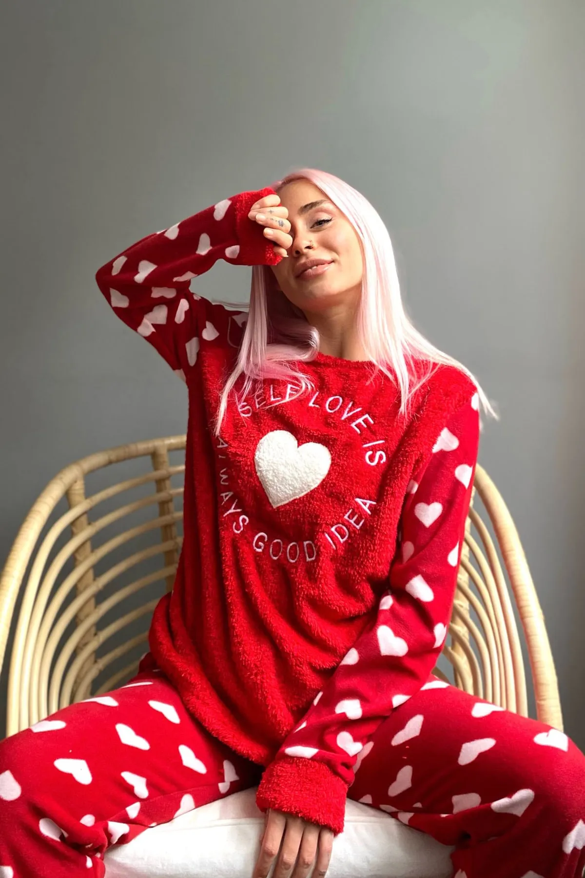 Pijamaevi  Rotes, gemustertes Plüsch-Pyjama-Set für Damen mit Selbstliebe-Motiv