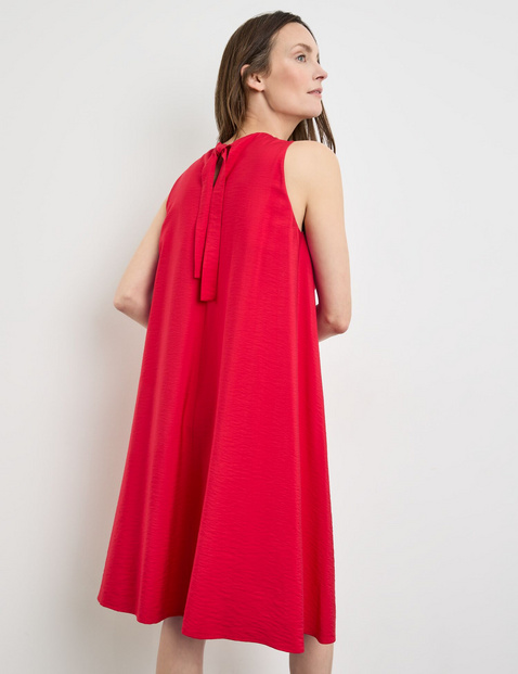 Ärmelloses Kleid mit Faltendetail