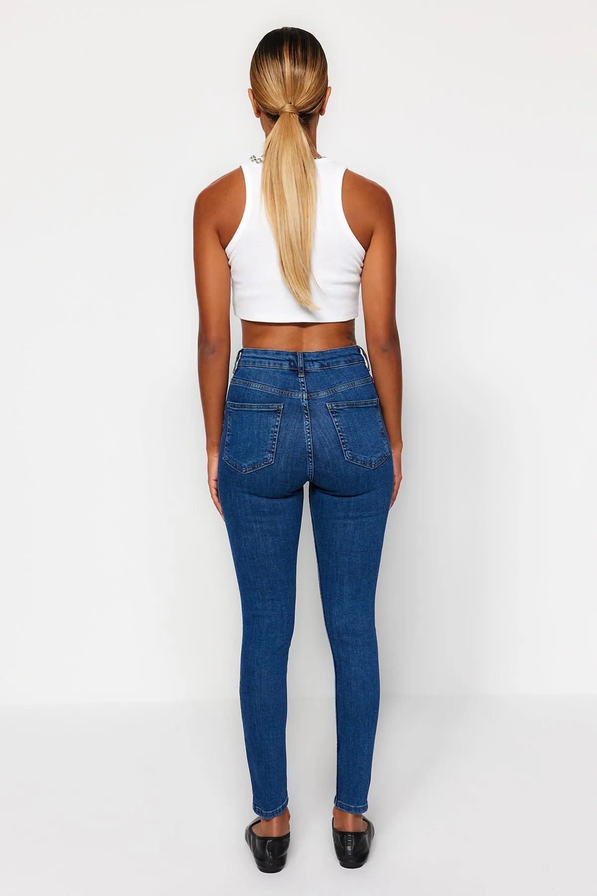 Trendyol Collection  Dunkelblaue Röhrenjeans mit normaler Taille TWOAW24JE00067