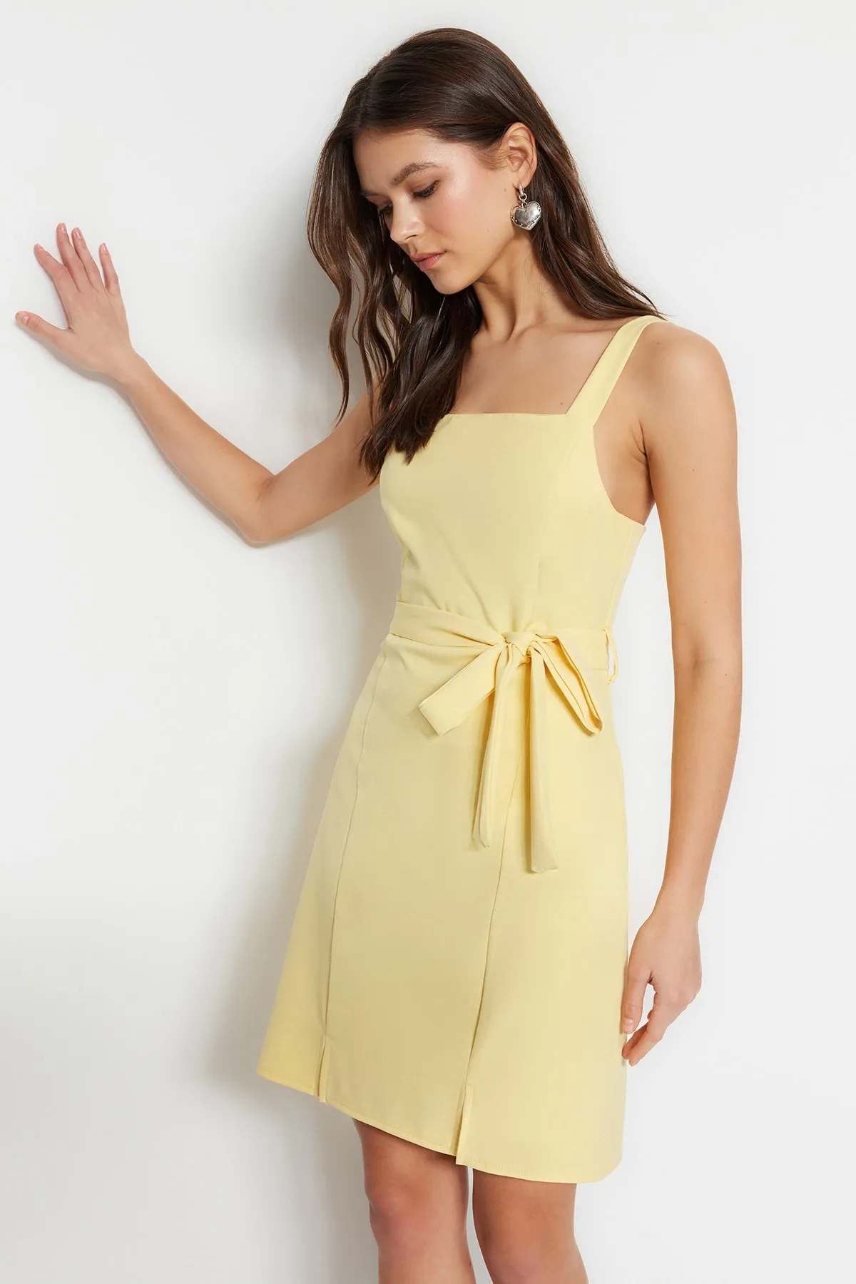 Trendyol Collection  Gelbes, gerade geschnittenes Mini-Webkleid mit Schlitz und quadratischem Ausschnitt und Gürtel TWOSS20EL0977