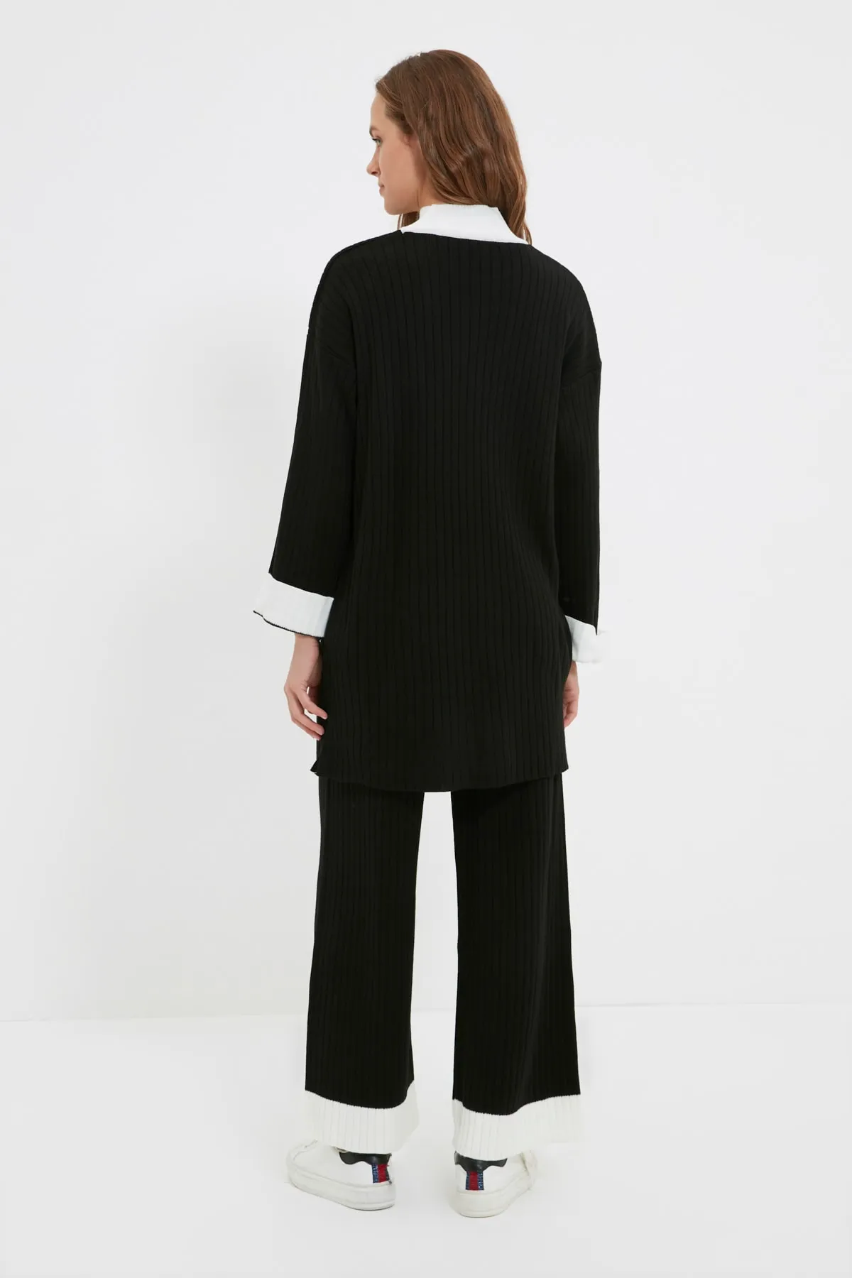 Trendyol Modest  Schwarzer Strickanzug mit Stehkragen und Farbblock-Muster, Pullover und Hose TCTAW22US0080