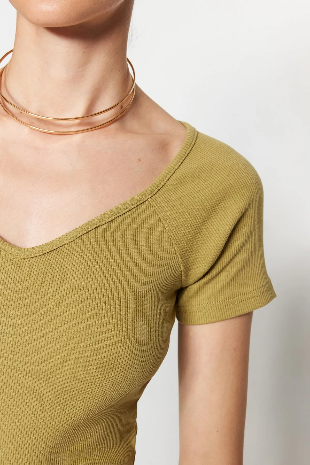 Trendyol Collection  Fettgrüne, figurbetonte Stretch-Strickbluse aus Cord-Baumwolle TWOSS21BZ0579