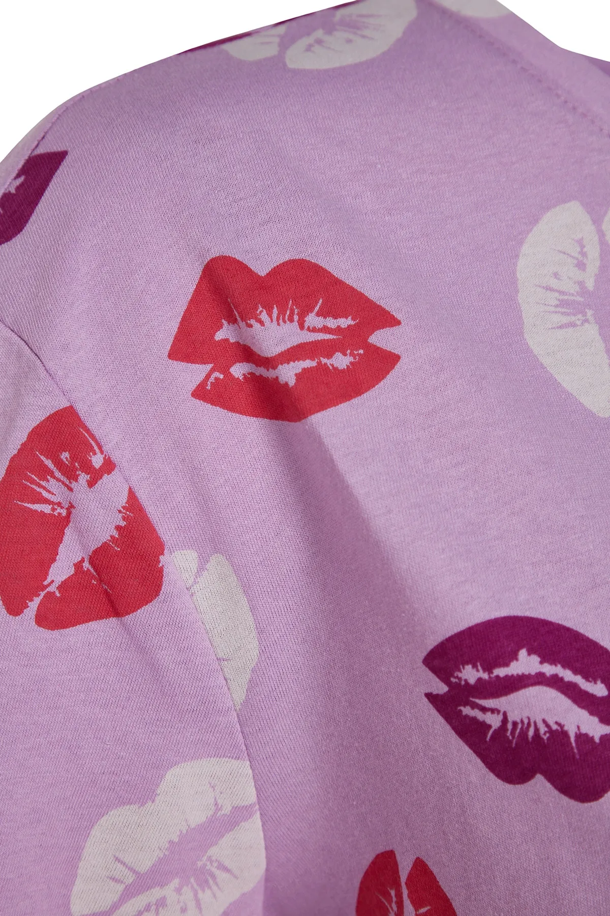Trendyol Collection  Lilafarbenes Pyjama-Set aus T-Shirt und Shorts mit Lippenmuster aus 100 % Baumwolle THMSS21PT0468