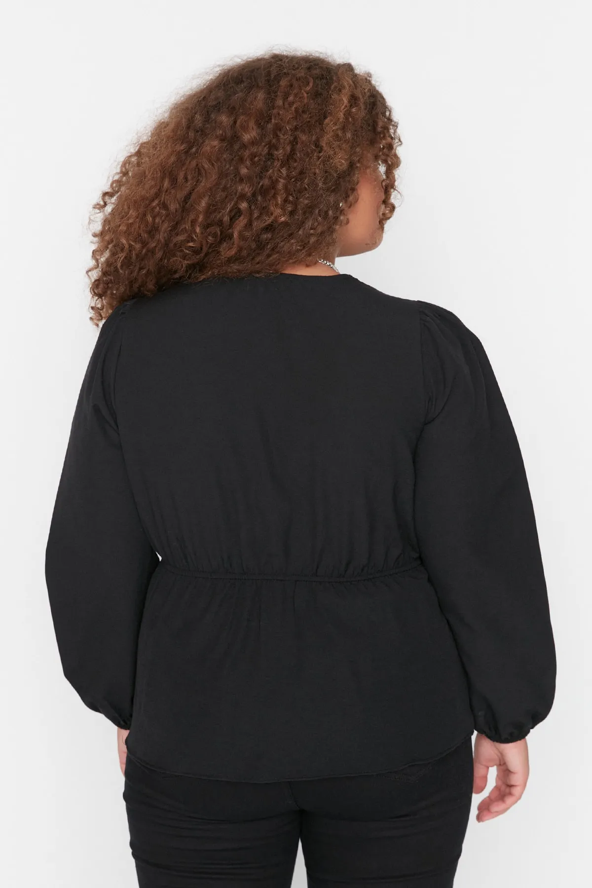 Trendyol Curve  Schwarze, zweireihige, geraffte Webbluse mit Kragen
