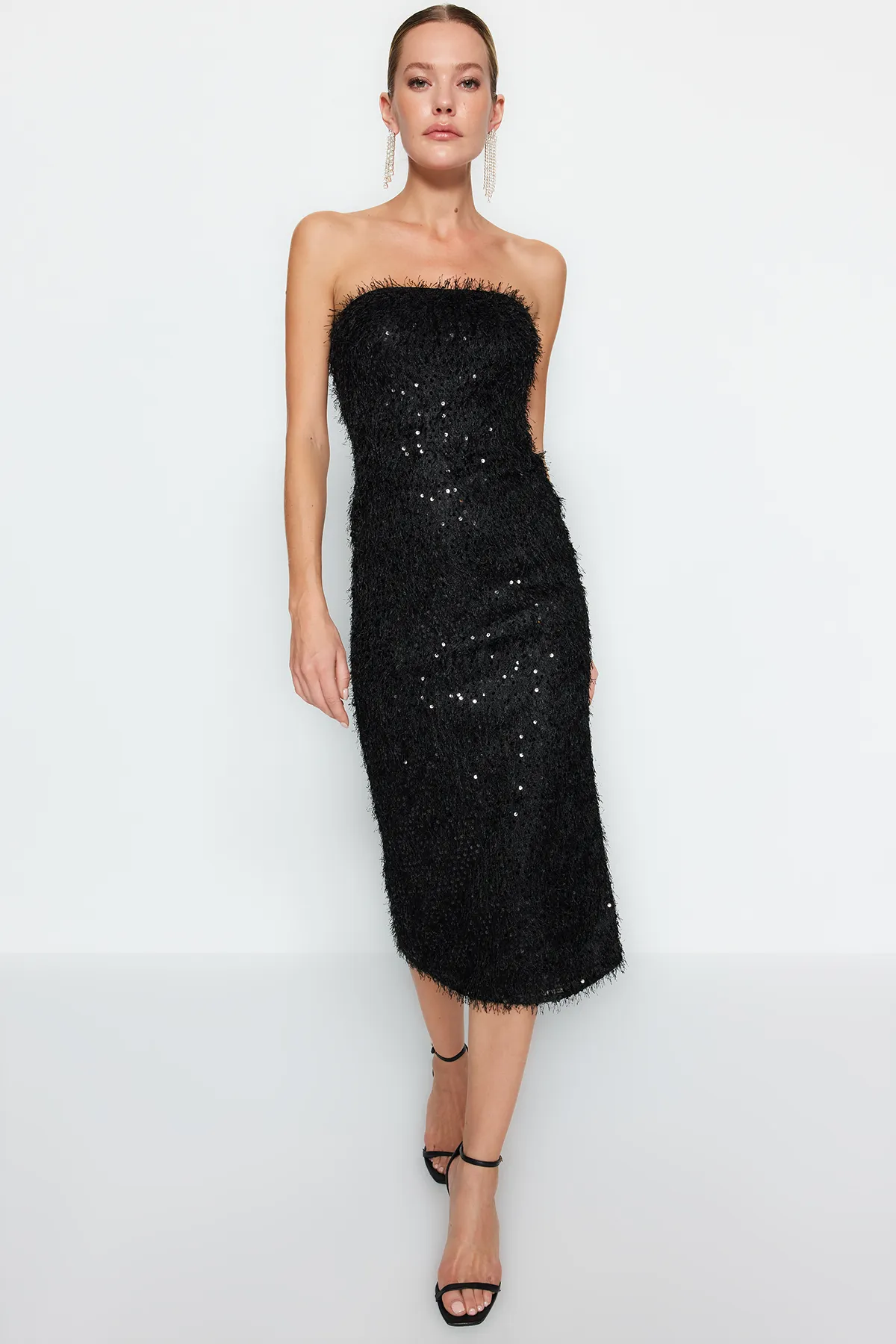 Trendyol Collection  Elegantes Abendkleid mit schwarzen Fransen und Pailletten TPRAW24EL00277