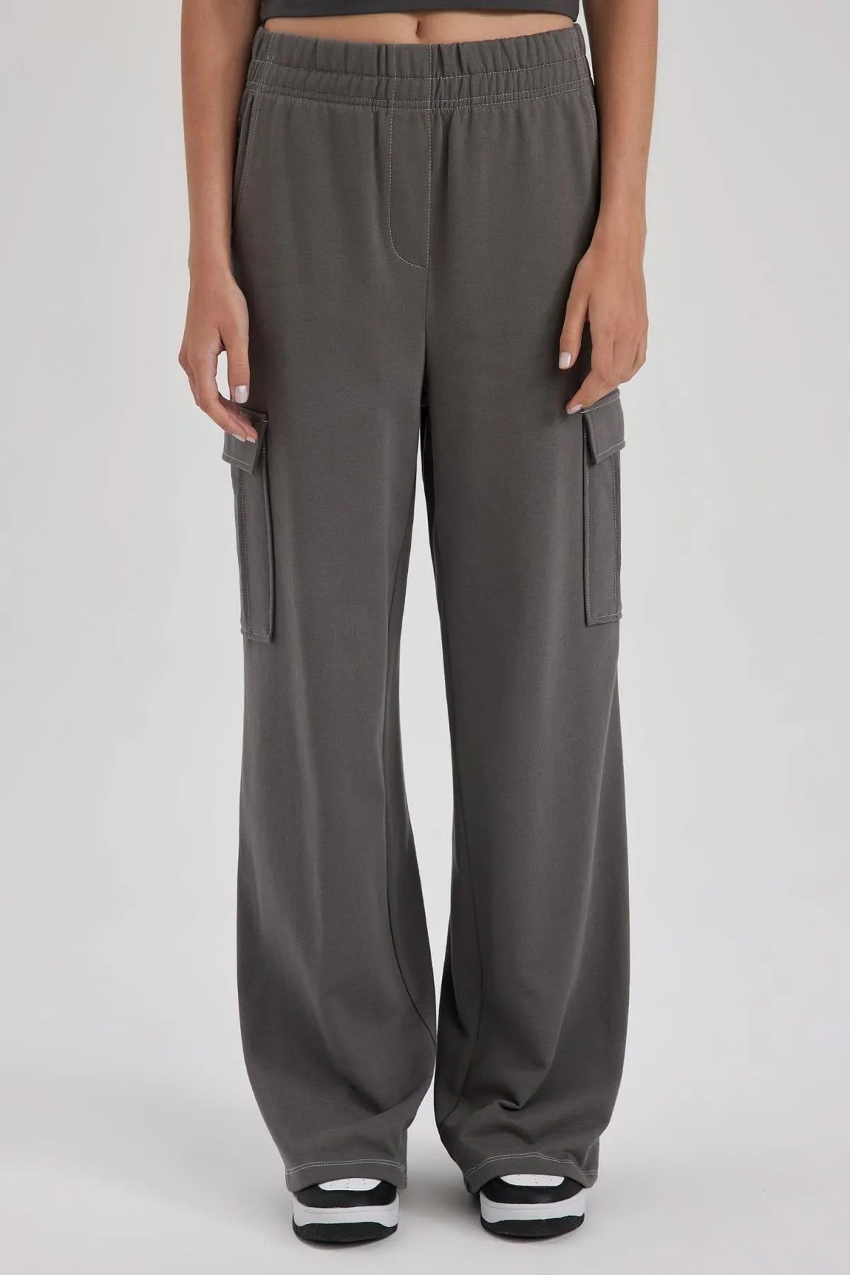 DeFacto  Coool Straight Fit Jogginghose aus dünnem Stoff mit Cargo-Tasche A7454ax23sm