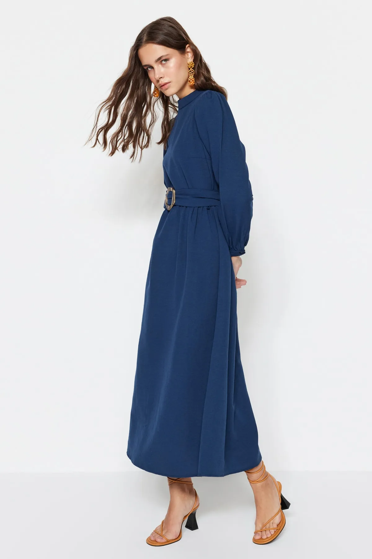 Trendyol Modest  Marineblaues gewebtes Kleid mit Stehkragen und Gürtel in Leinenoptik TCTSS23EB00018