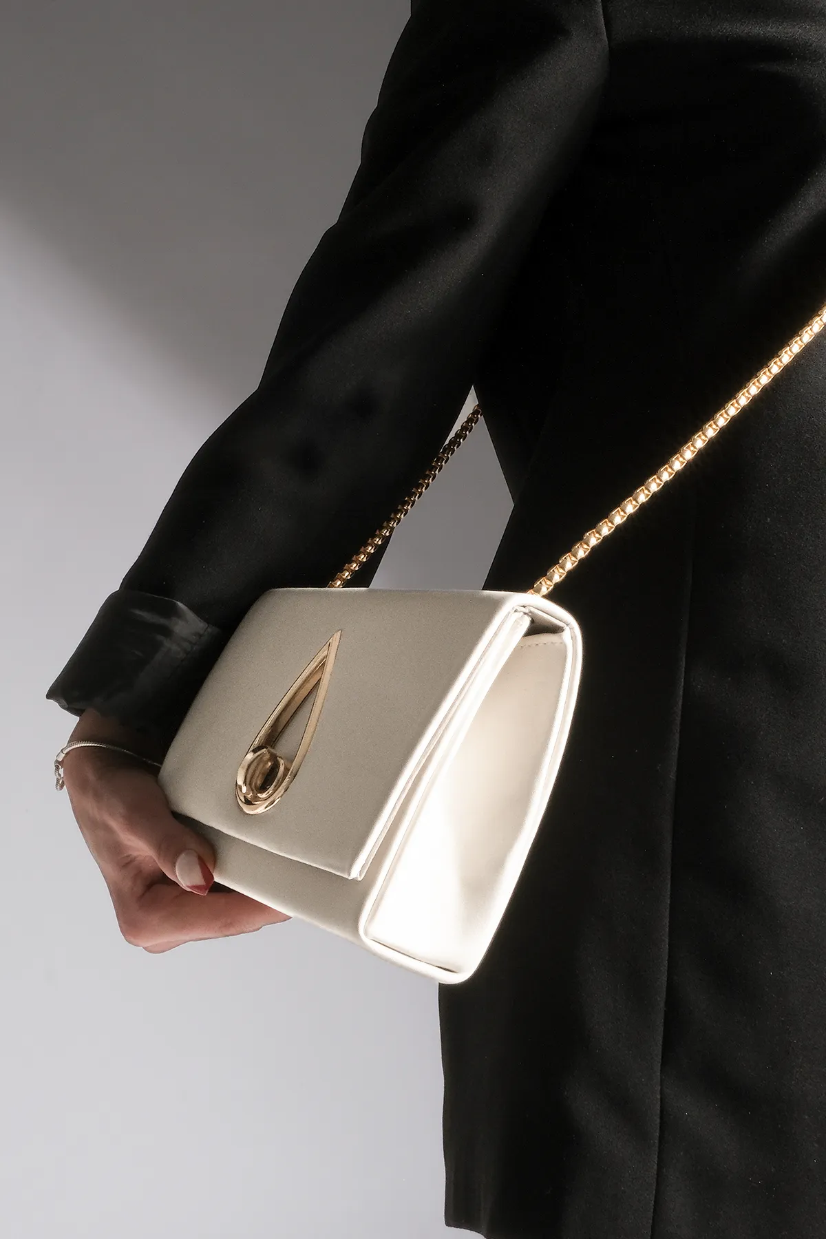 Marjin  Damenhand- und Umhängetasche mit goldenem Kettenriemen Mitoz Beige