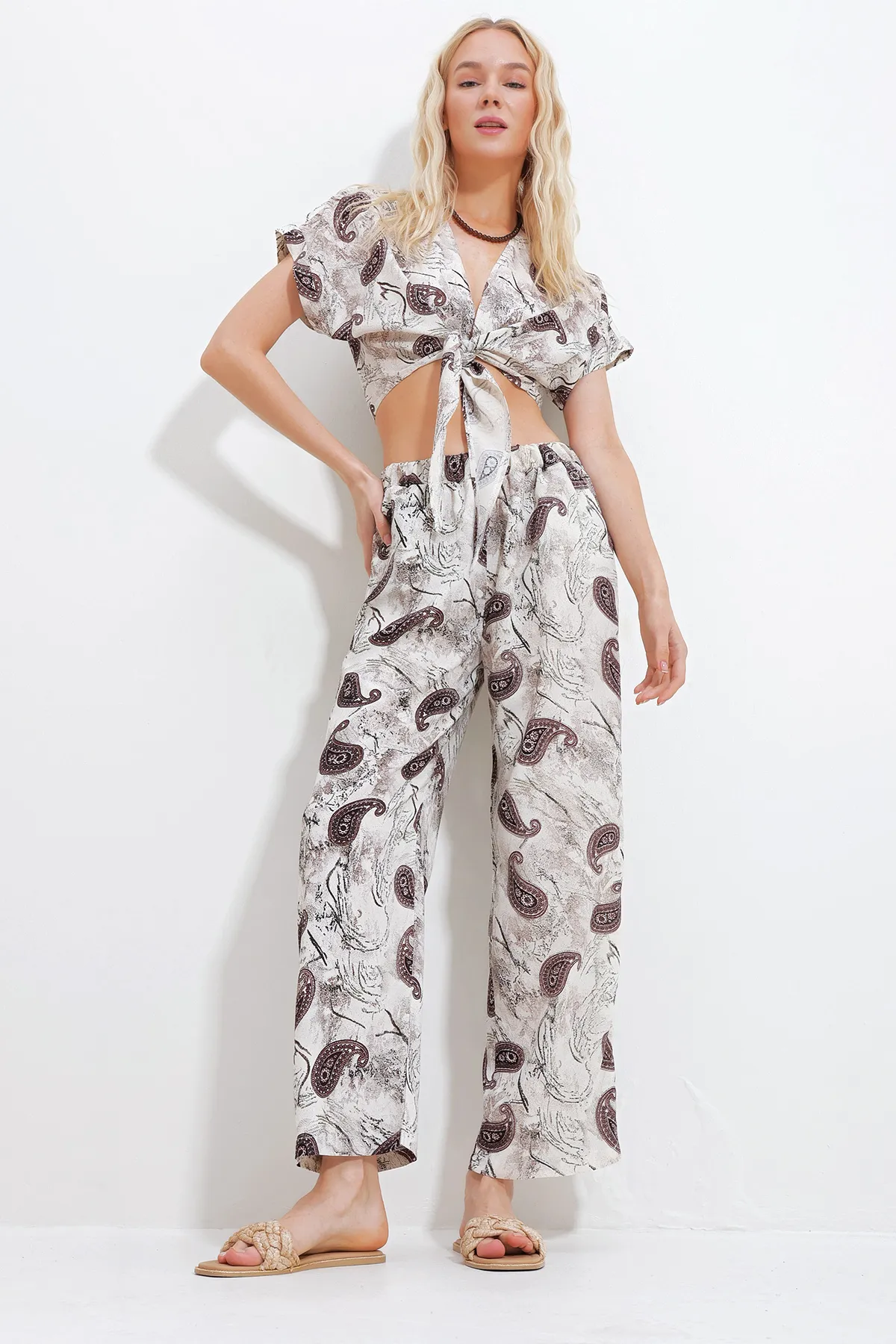 Trend Alaçatı Stili  Damen-Set aus gemusterter, geraffter Crop-Bluse und Taschenhose unten oben, gewebt, Alc-X11745