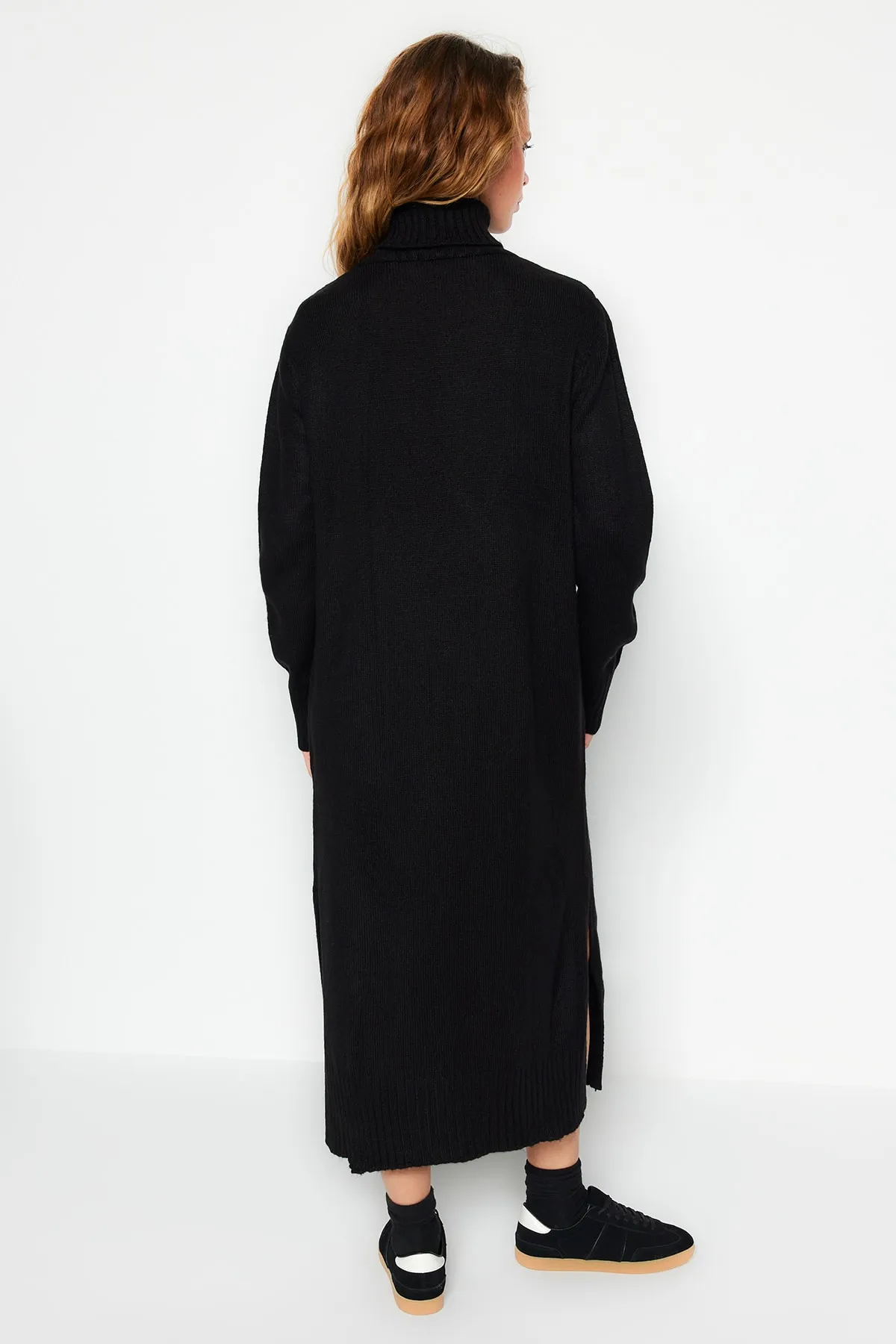 Trendyol Collection  Schwarzes, weit geschnittenes Midi-Strickkleid mit Rollkragen TWOAW24EL00034