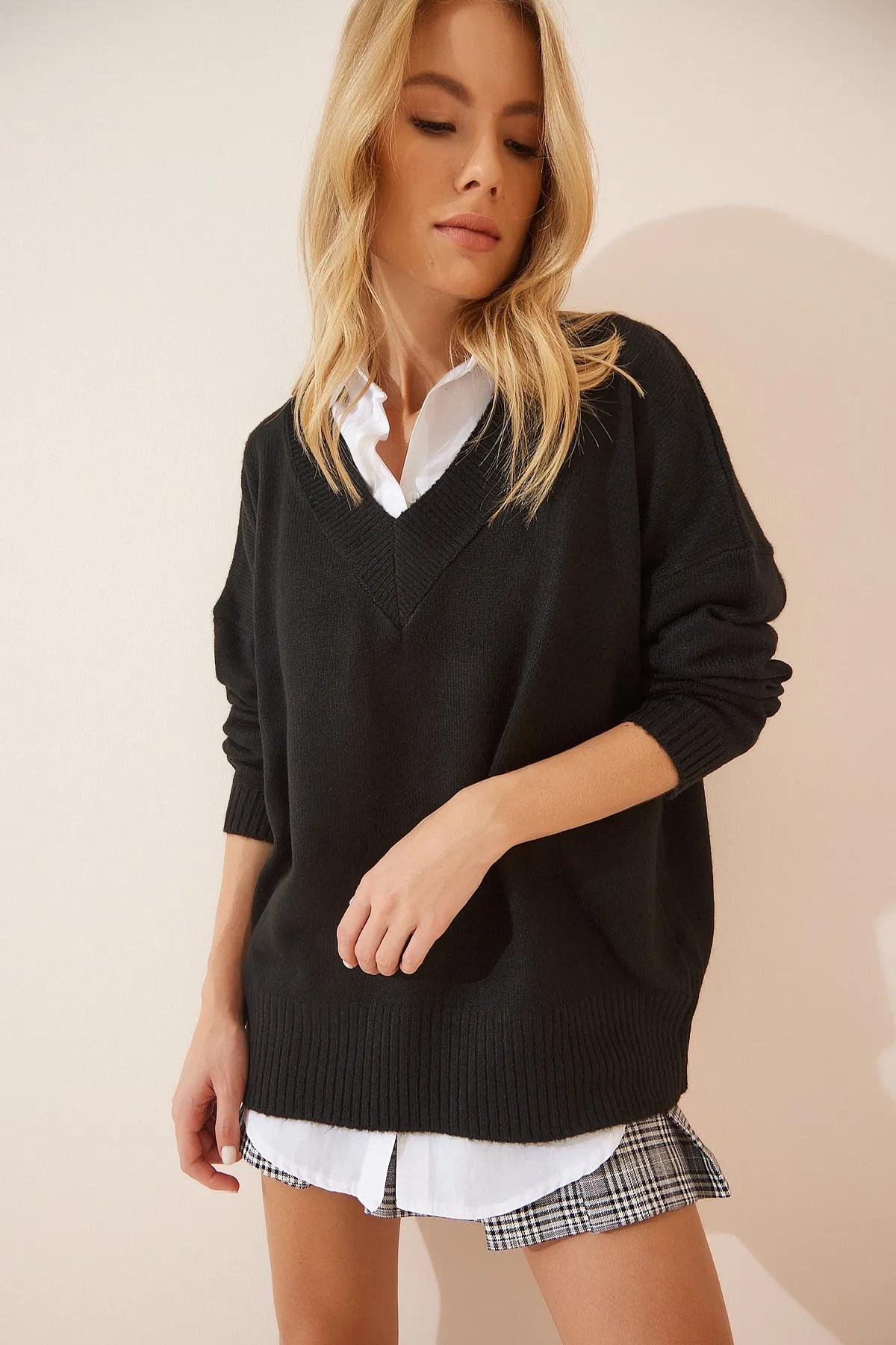 Happiness İstanbul  Schwarzer Oversize-Strickpullover mit V-Ausschnitt für Damen BV00003