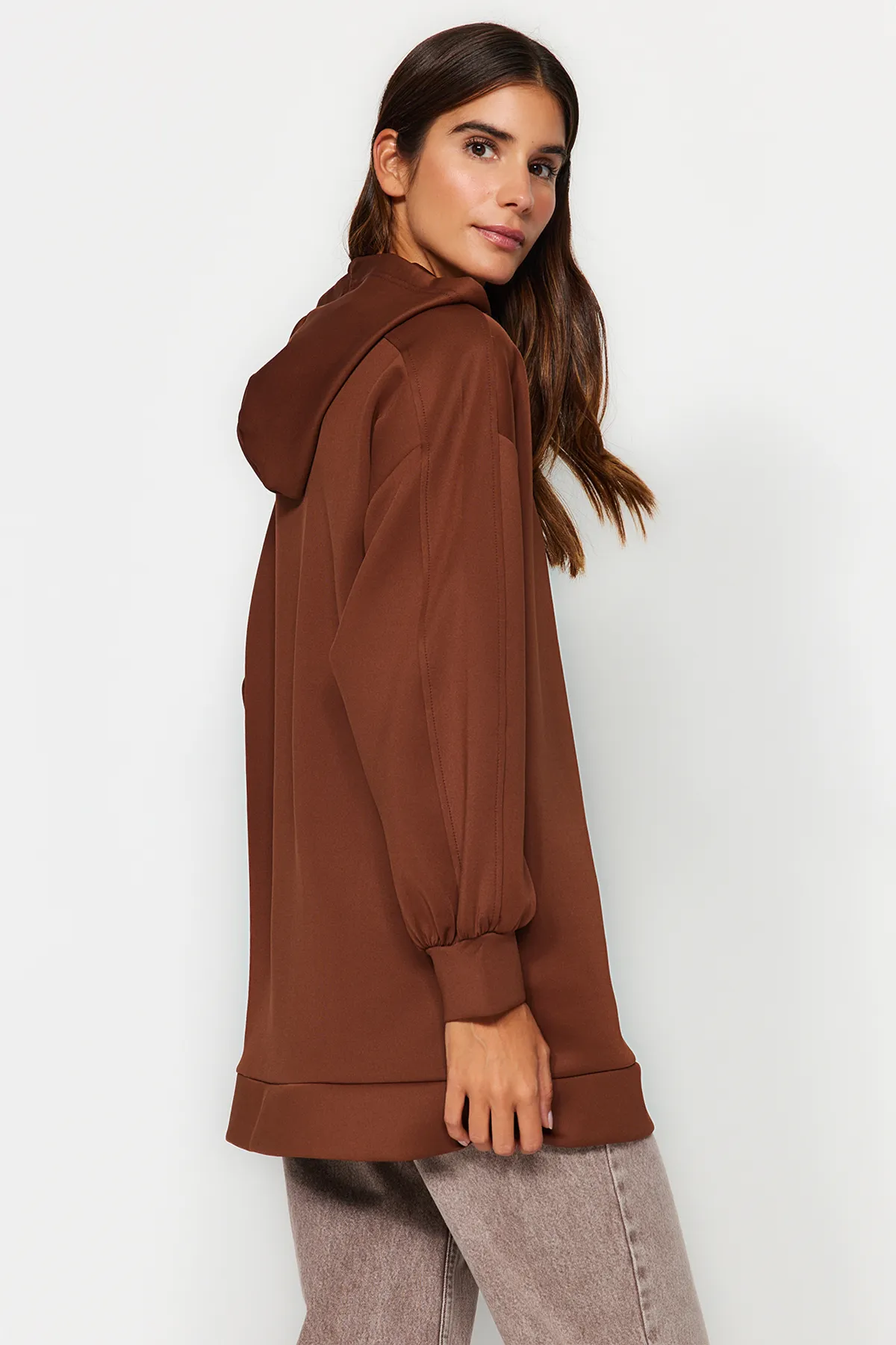 Trendyol Modest  Braunes, weit geschnittenes, übergroßes Sweatshirt aus Scuba-Strick mit Kapuze und Taschen TCTAW22TW0151