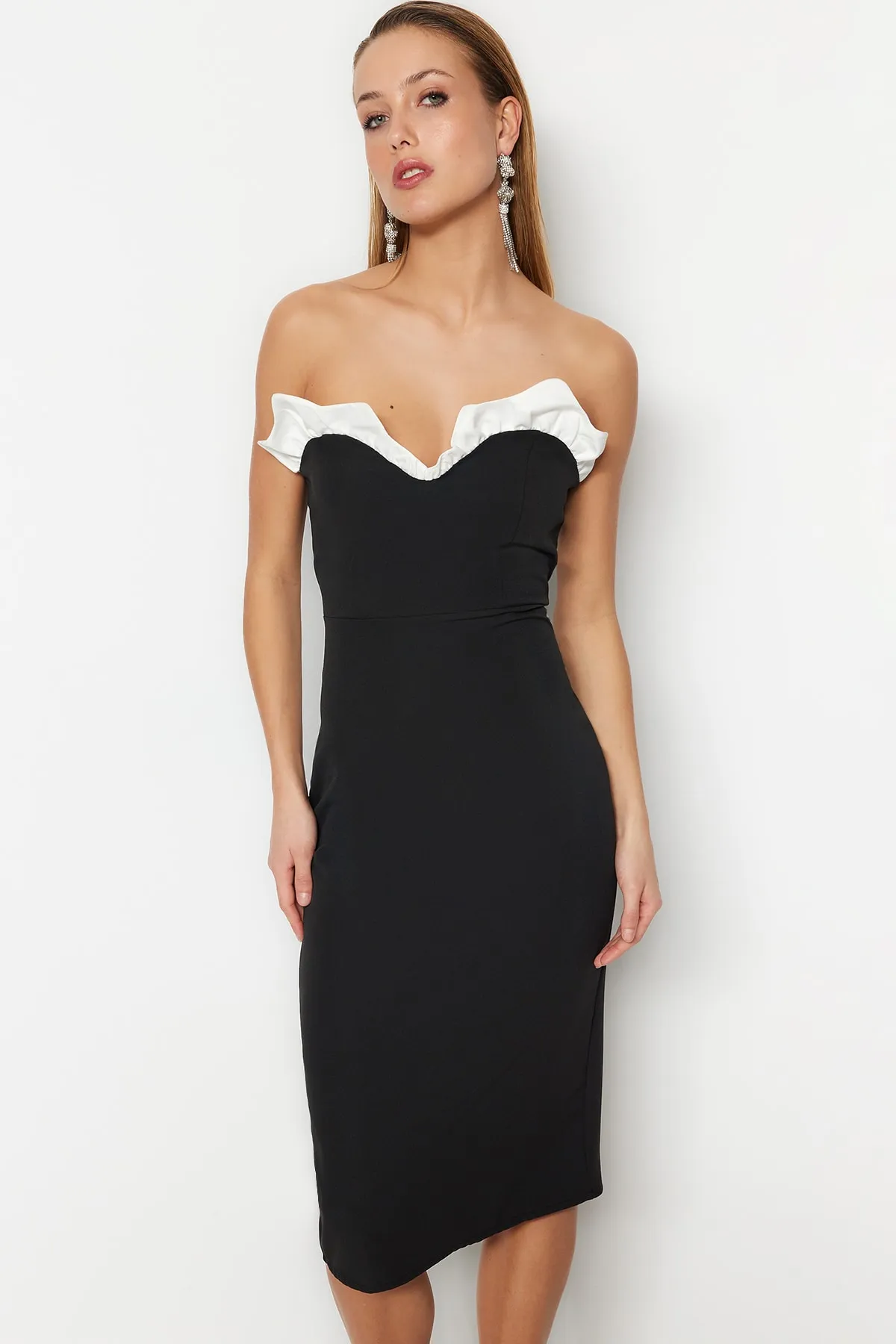 Trendyol Collection  Schwarz-weißes, tailliertes, gewebtes, elegantes Abendkleid TPRSS23EL00303