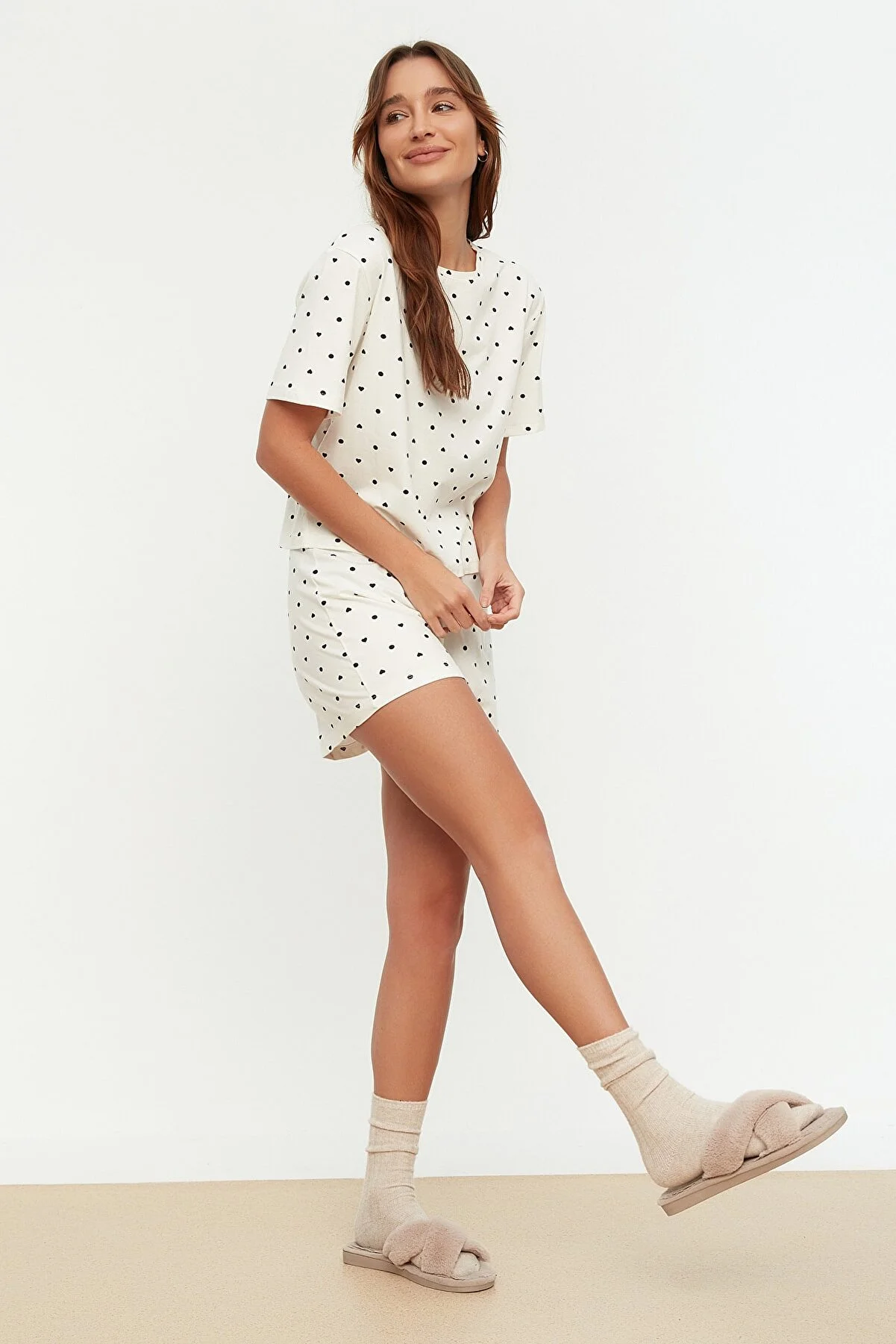 Trendyol Collection  Weißes, gestricktes Pyjama-Set aus 100 % Baumwolle mit herzgemusterten T-Shirts und Shorts THMSS21PT1485