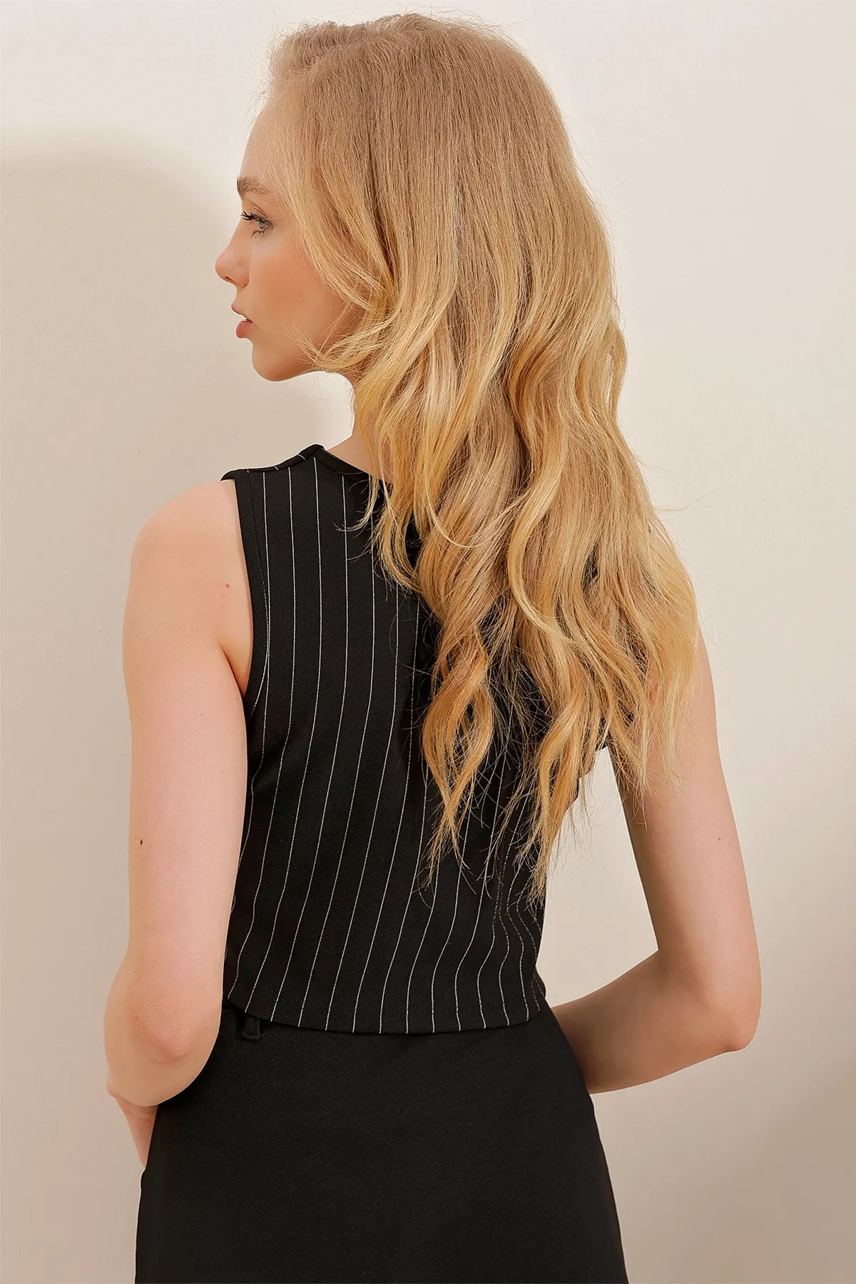 Trend Alaçatı Stili  Schwarze Weste mit Herzkragen und Knopfleiste und Streifen für Damen ALC-X10151