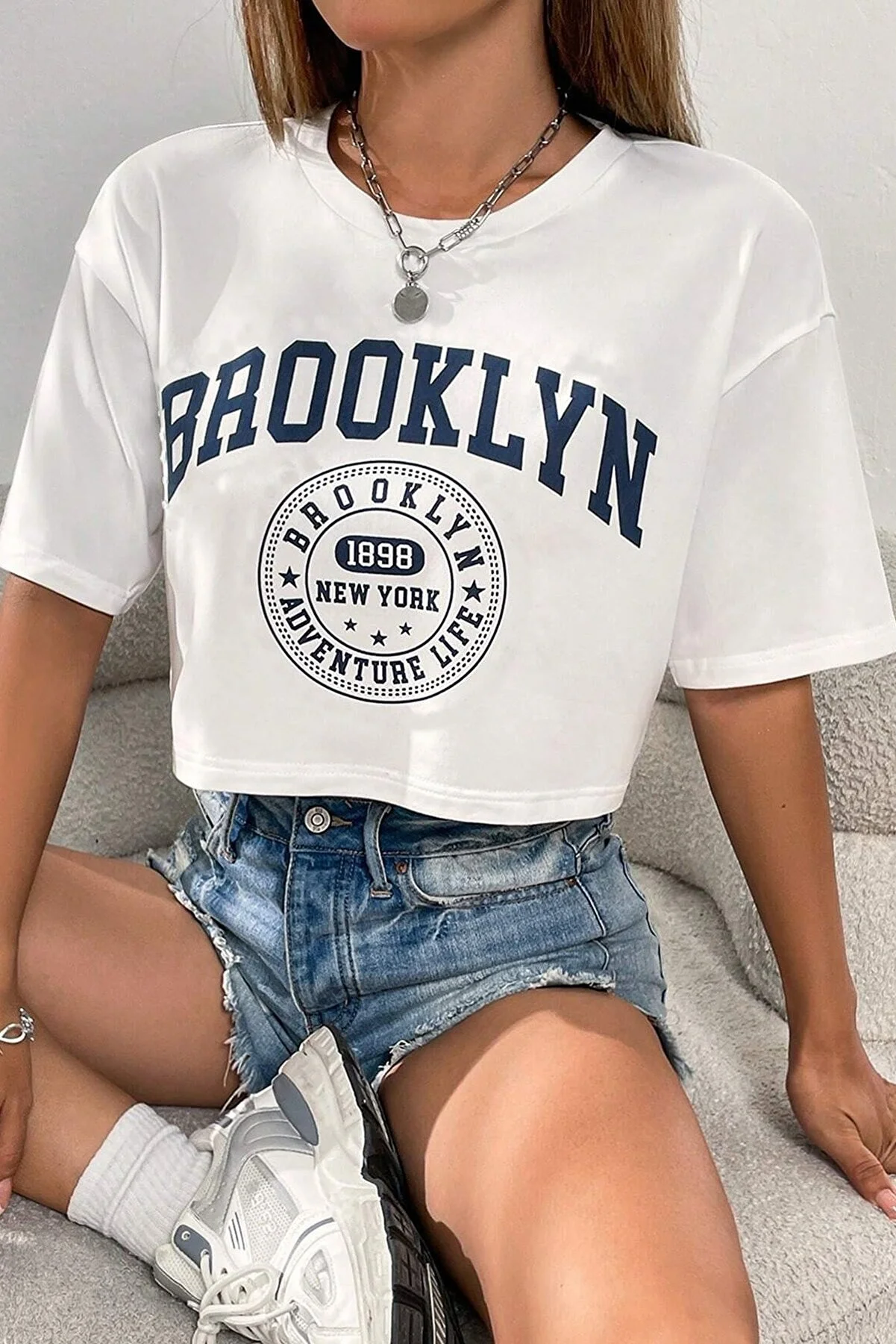 MODAGEN  Übergroßes Crop-T-Shirt für Damen in Weiß mit Brooklyn-Aufdruck