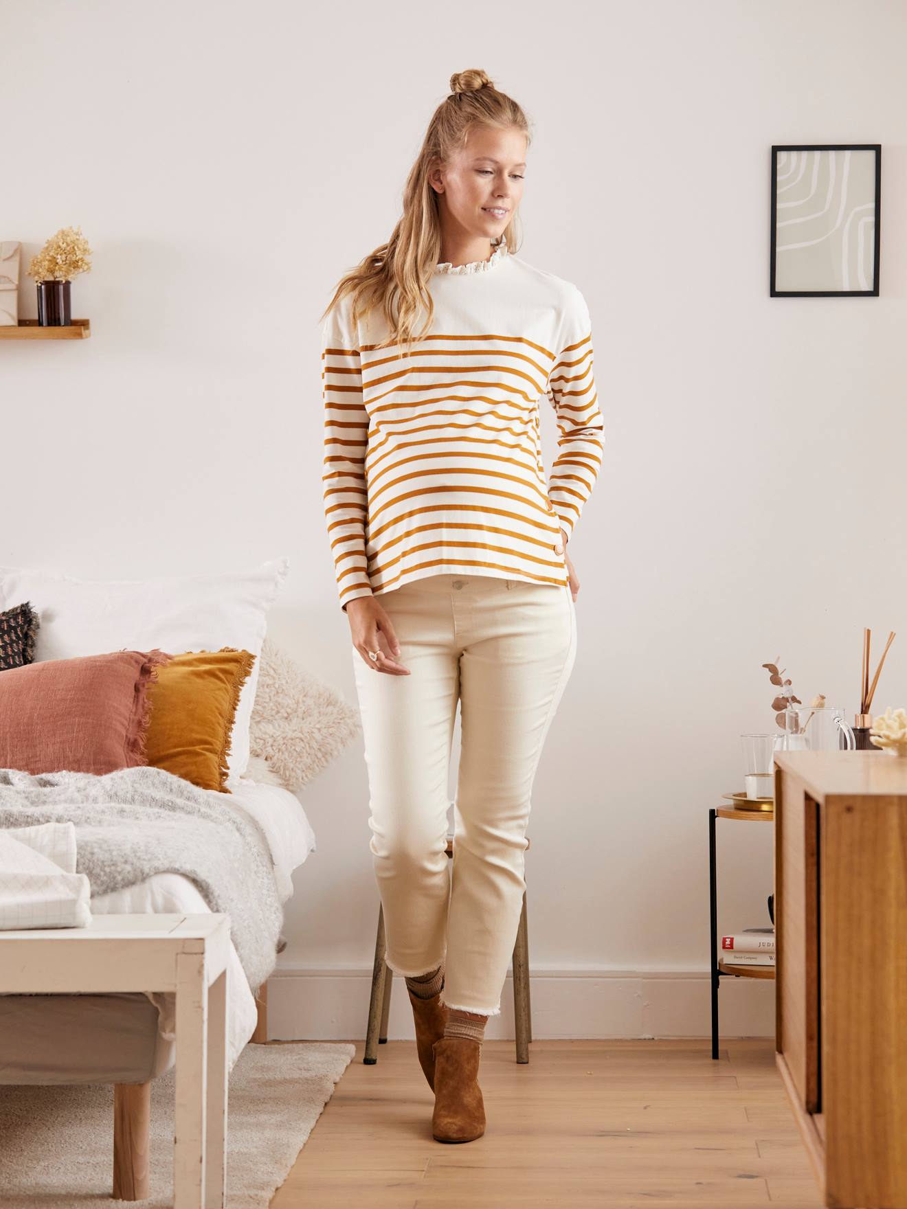 T-shirt col volanté de grossesse et d'allaitement beige11-0602 tcx/ noir19-4006t