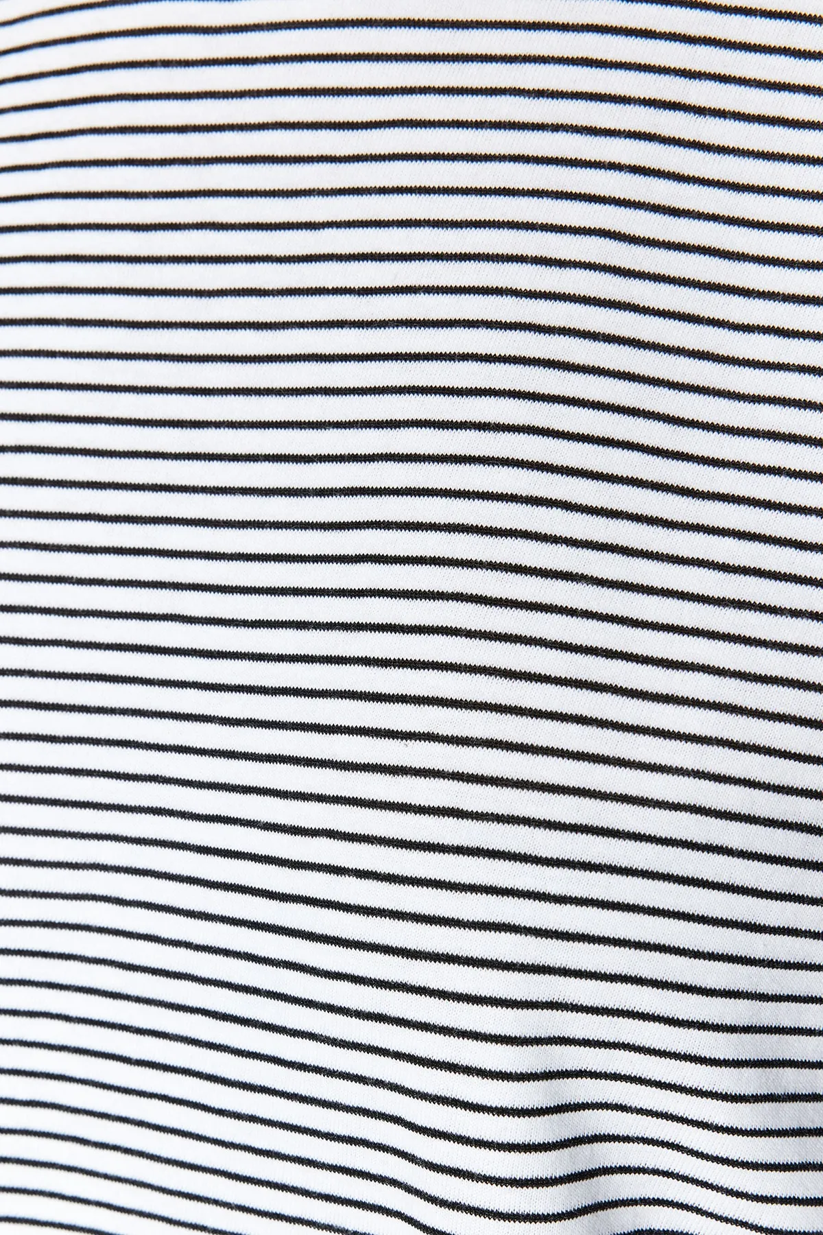 Trendyol Collection  Schwarzes, ecrufarbenes, gestreiftes Premium-Basic-Strick-T-Shirt mit normalem/normalem Muster und Rundhalsausschnitt TWOSS23TS00043
