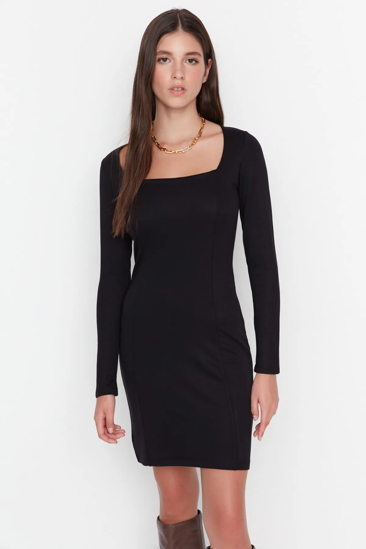 Trendyol Collection  Schwarzes, figurbetontes Strickkleid mit quadratischem Ausschnitt TWOAW23EL00206