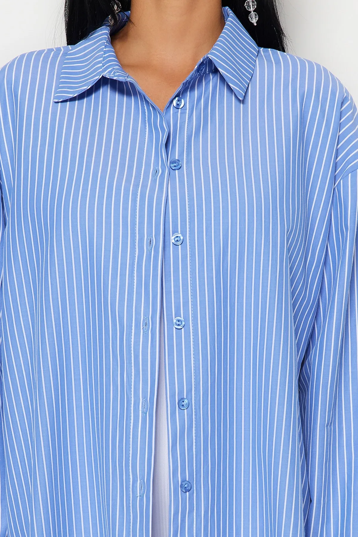 Trendyol Collection  Blau gestreiftes Webhemd TBESS22GO0664
