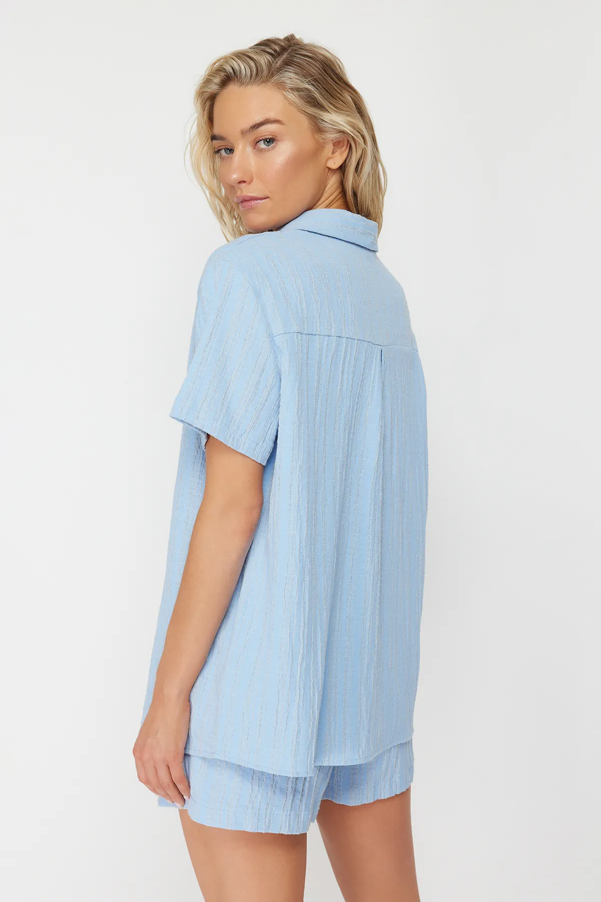 Trendyol Collection  Blaues Hemd-Shorts-Set aus gewebtem Leinengemisch TBESS23AU00054