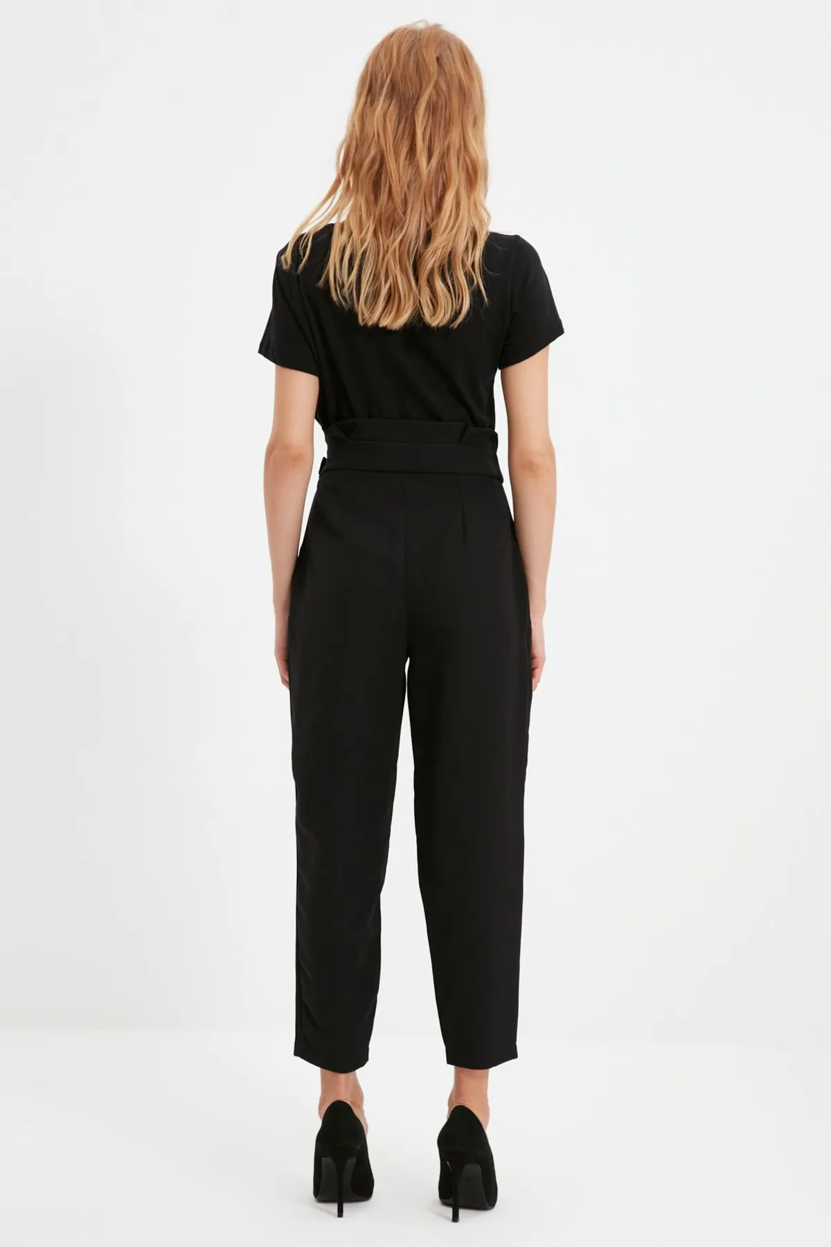Trendyol Collection  Schwarze, karottefarbene, gewebte Hose mit Schnallendetails TWOAW20PL0466