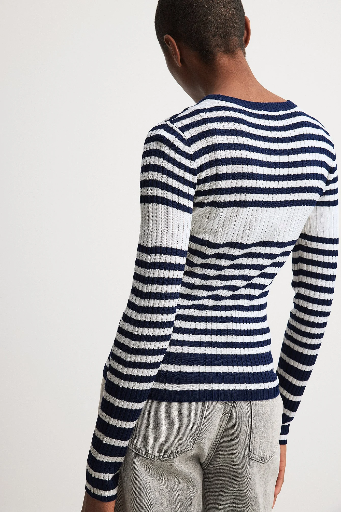 Fein gestrickter, gestreifter Pullover