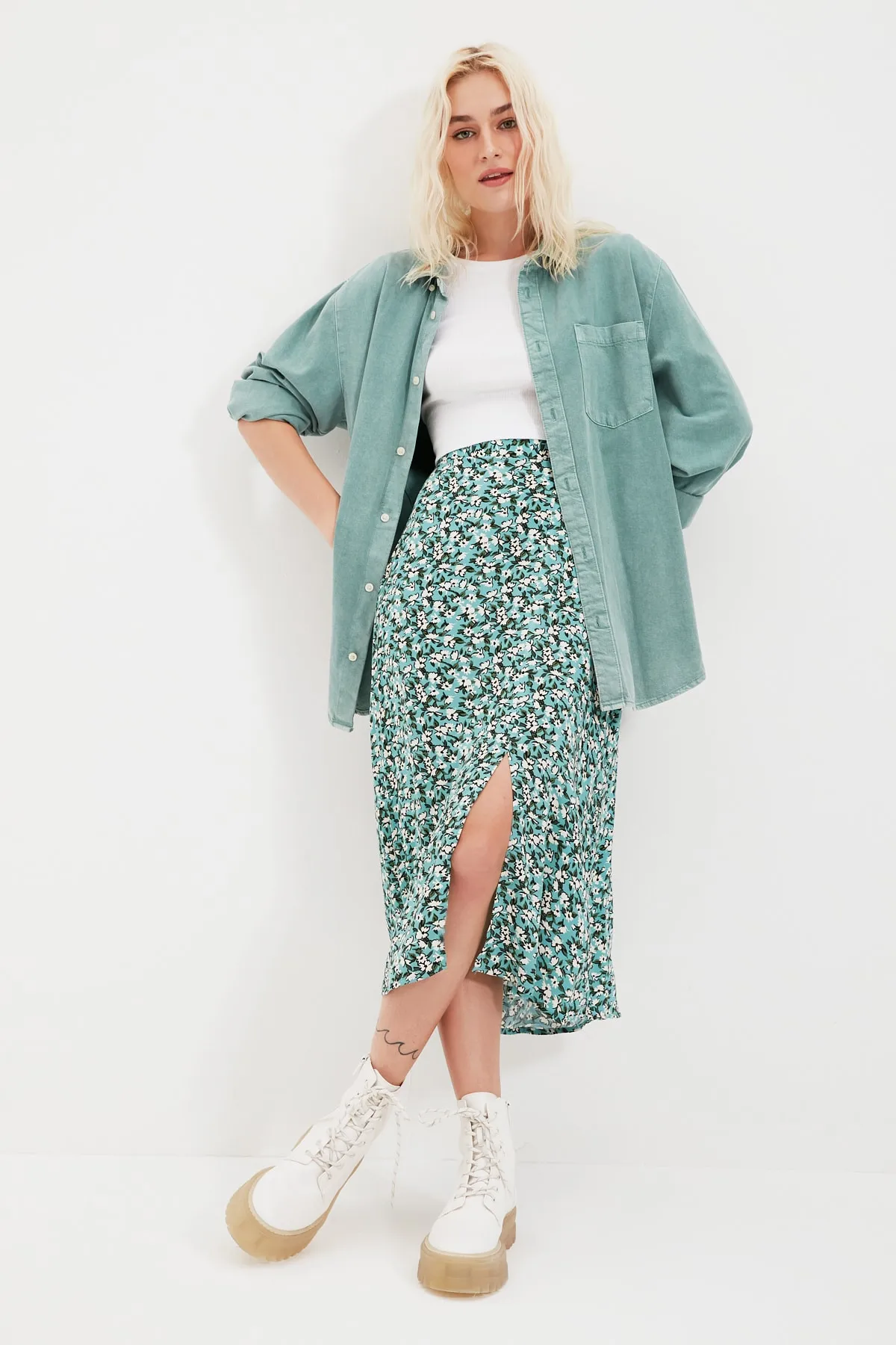 Trendyol Collection  Grüner gewebter Midirock aus Viskosestoff mit Schlitzdetail und Blumenmuster TWOSS20ET0230