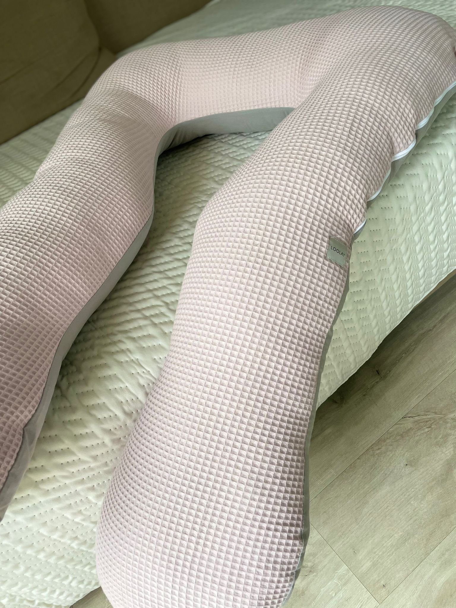Loolay Stillkissen Schwangerschaftskissen Seitenschläferkissen Stillkissen TYP A 330cm, Attmungsaktive WAFFELPIQUE + GLATT Baumwolle XXXL Lagerungkissen; MUSTER: Waffel ROSA/ Grau, LOOLAY® Stillkissen + Bezug, 100% Europäische Stoffe unf Kleinserien-