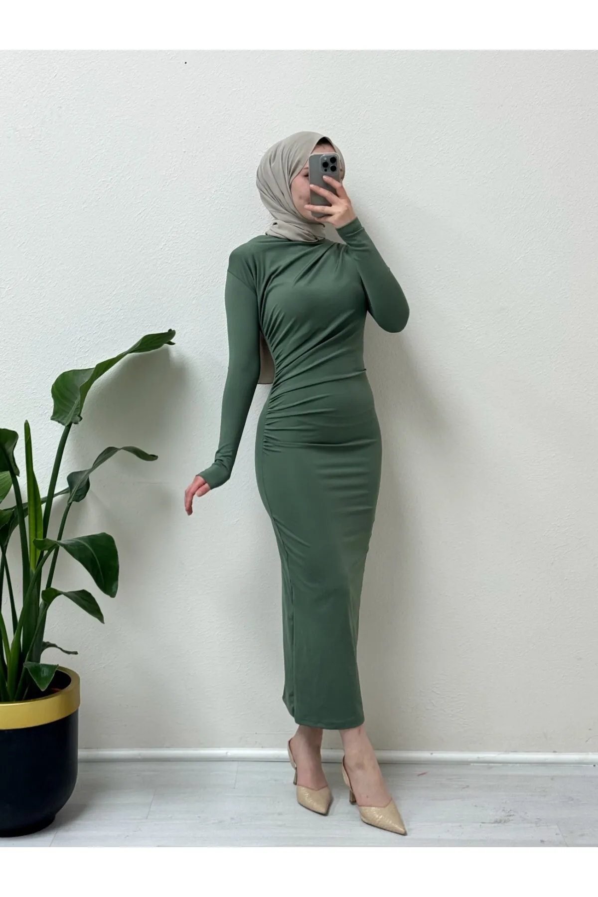 Modamorfo  Langes Skuba-Kleid mit seitlichen Raffungen
