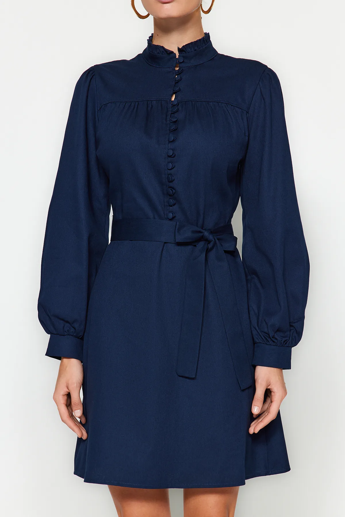 Trendyol Collection  Marineblaues Webkleid mit hohem Kragen TWOAW22EL1346