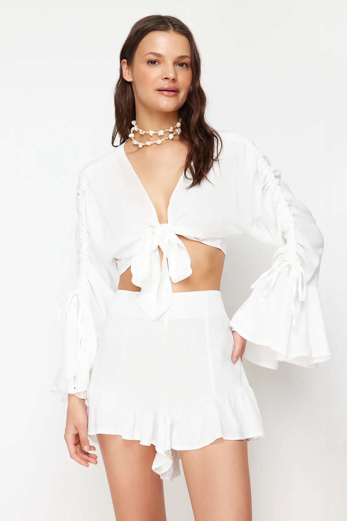 Trendyol Collection  Ecrufarbenes Set aus gewebter Bluse und Shorts mit Rüschen TBESS23AU00128