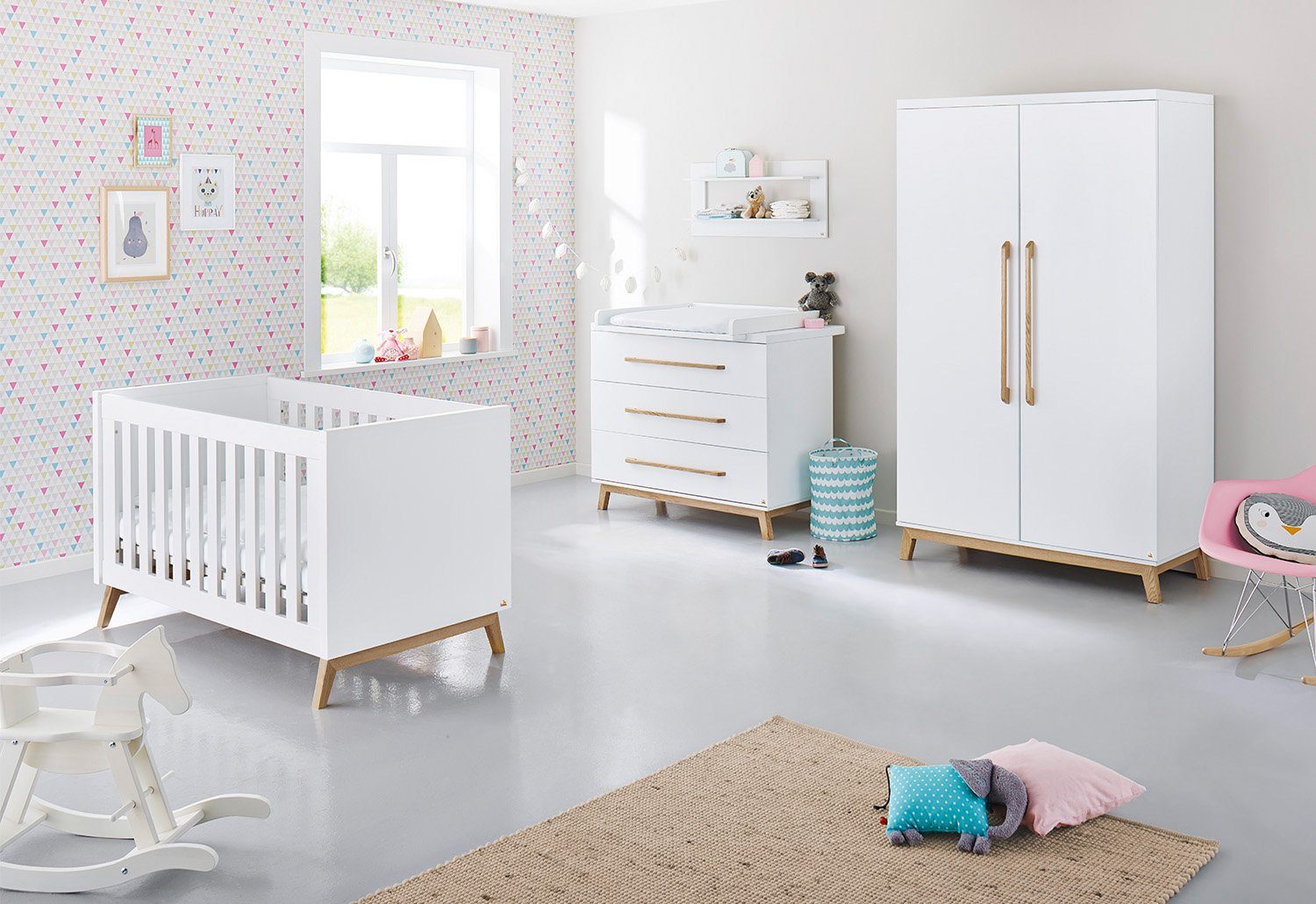 Pinolino® Babyzimmer-Komplettset Riva, (Set, 4-St., Kinderbett, Wickelkommode, Schrank, Wandregal), breit; mit Kinderbett, Wickelkommode, 2-trg. Schrank & Wandregal