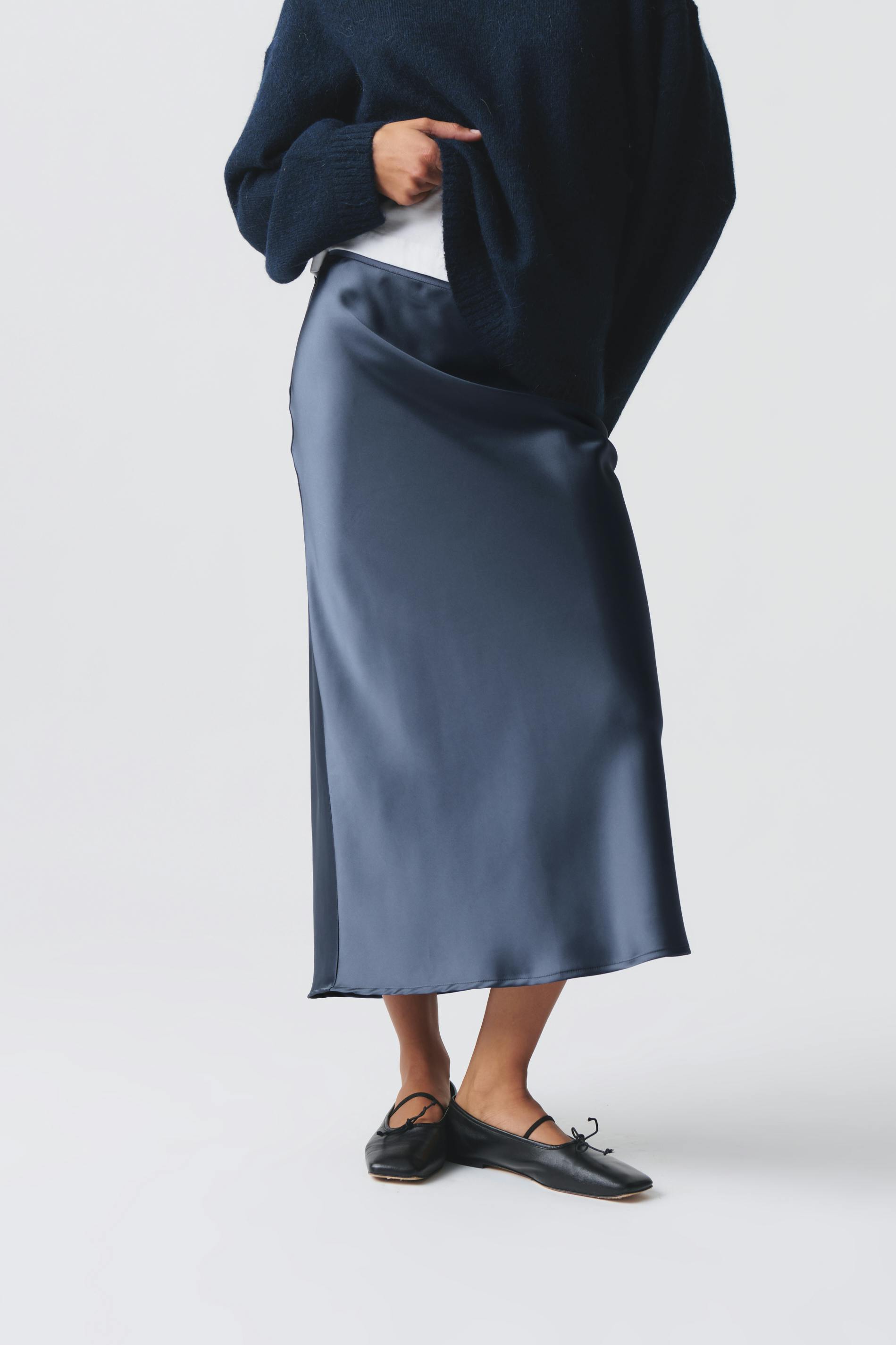 Elastic satin midi skirt