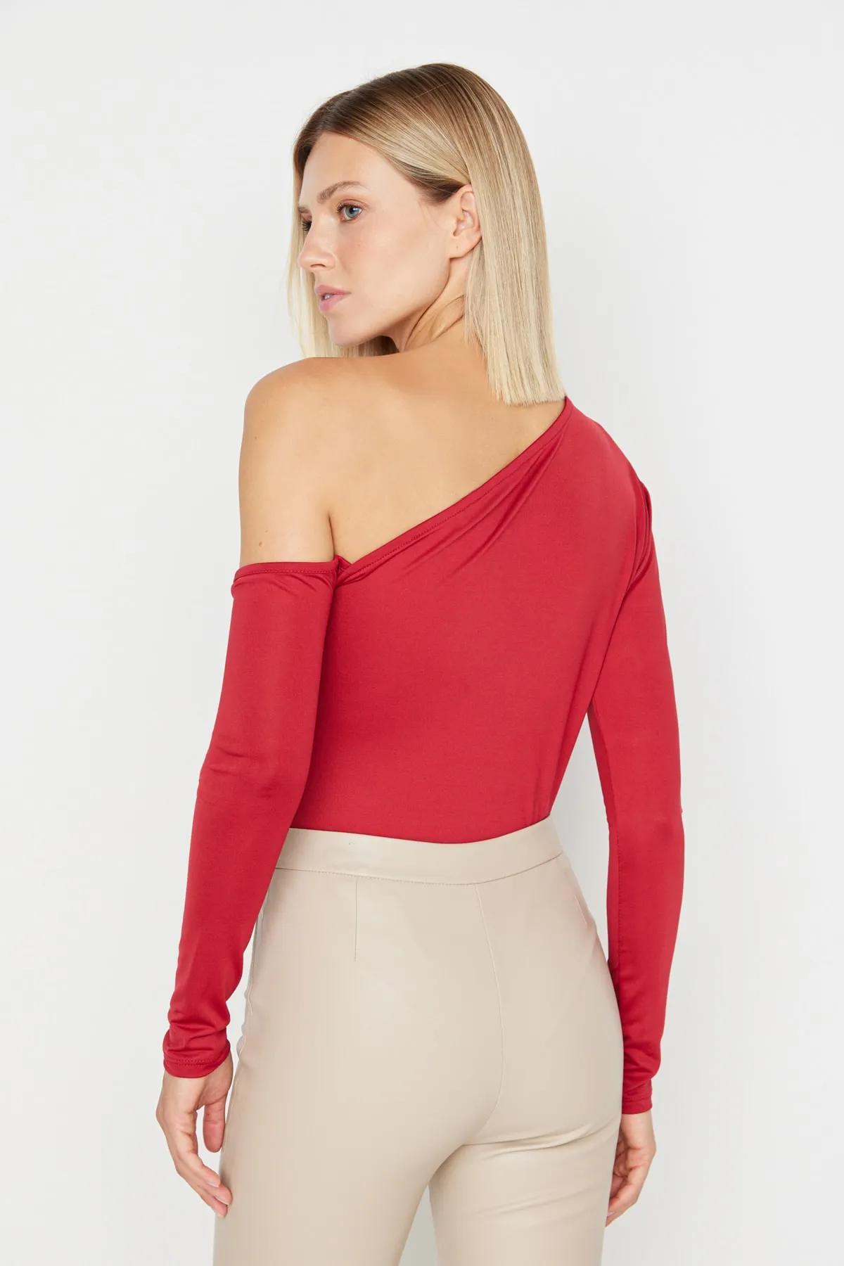 Trendyol Collection  Bordeauxroter, asymmetrischer Kragen, langärmliger Stretch-Strickbody mit Druckknöpfen, TWOAW22BD0080