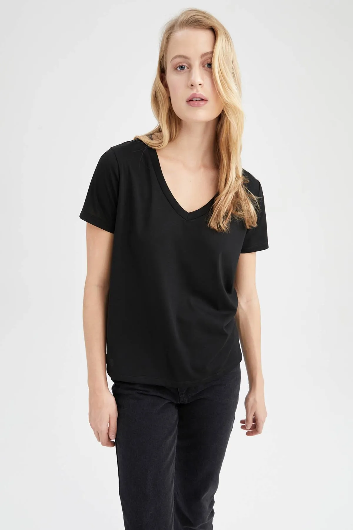 DeFacto  Kurzarm-T-Shirt mit normaler Passform und V-Ausschnitt W9204az22sm