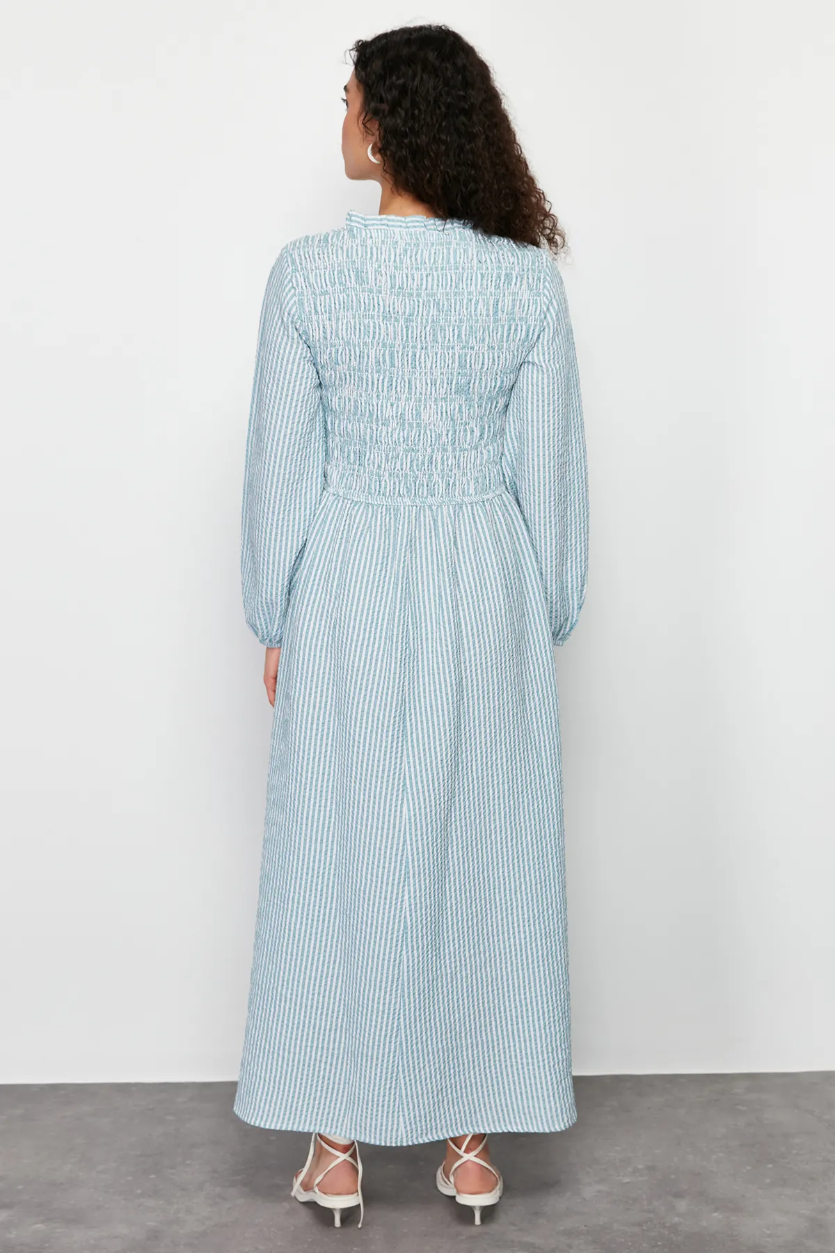 Trendyol Modest  Grün gestreiftes Gipe-Webkleid mit detaillierten Details TCTSS24EB00082