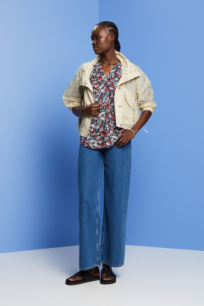 Florale Bluse mit geschlitztem Ausschnitt