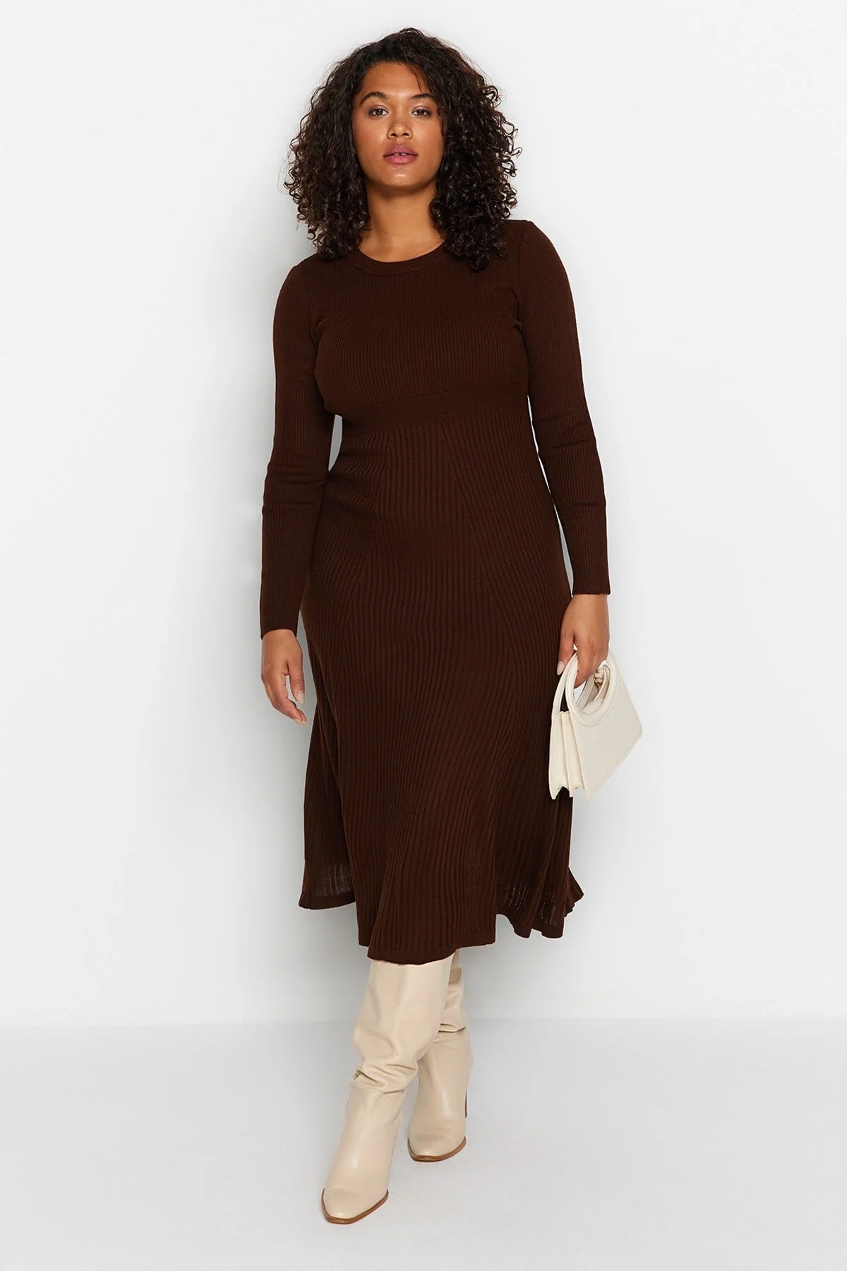 Trendyol Curve  Braunes Midi-Strickkleid mit Rundhalsausschnitt TBBAW24AH00021
