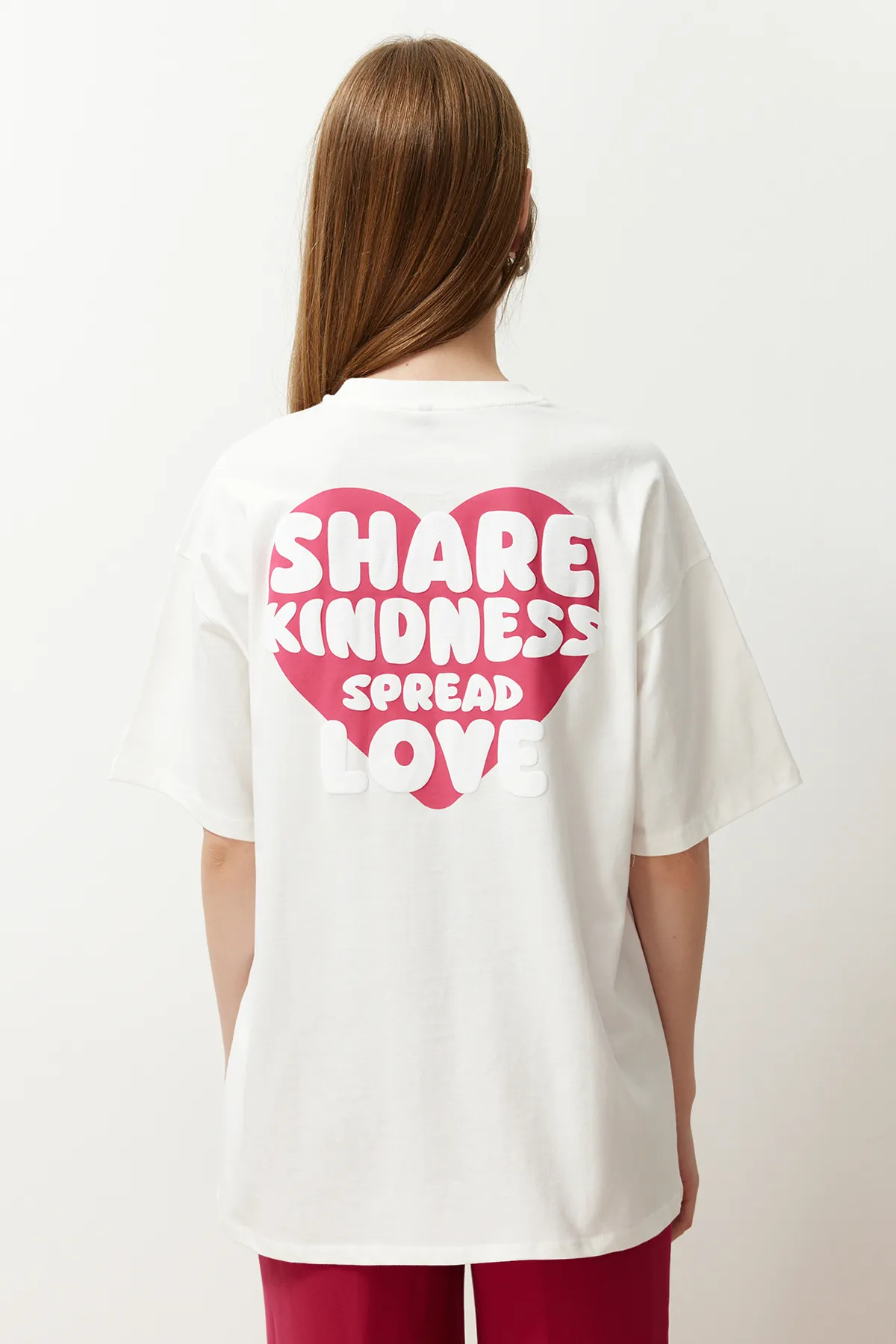 Trendyol Collection  Ecrufarbenes, übergroßes/bequem geschnittenes Strick-T-Shirt aus 100 % Baumwolle auf der Rückseite und der Vorderseite mit Herzmuster TWOSS24TS00236