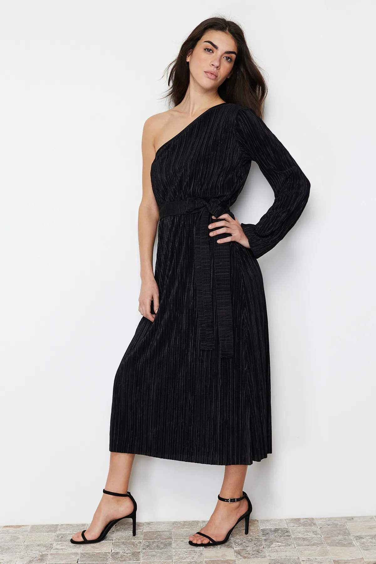 Trendyol Collection  Schwarzes Midi-Bleistiftkleid aus dehnbarem Strick mit Gürtel und einem Ärmel TWOSS24EL00425