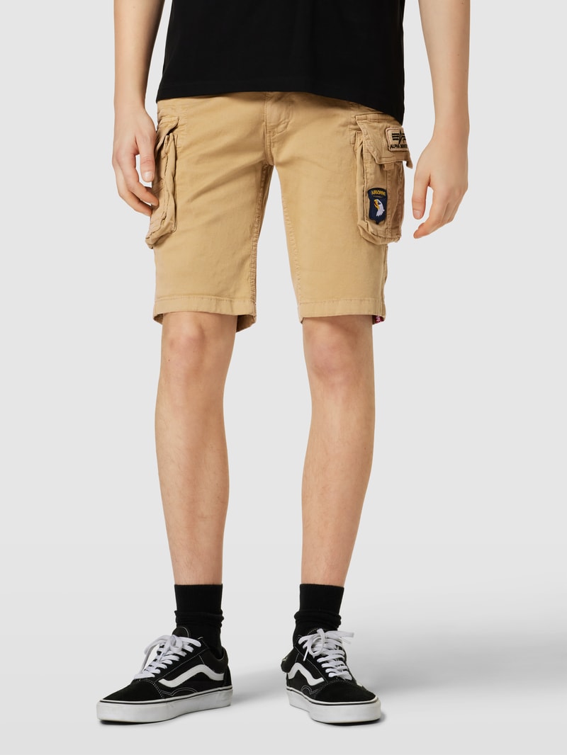 Bermudas mit Label-Details in sand