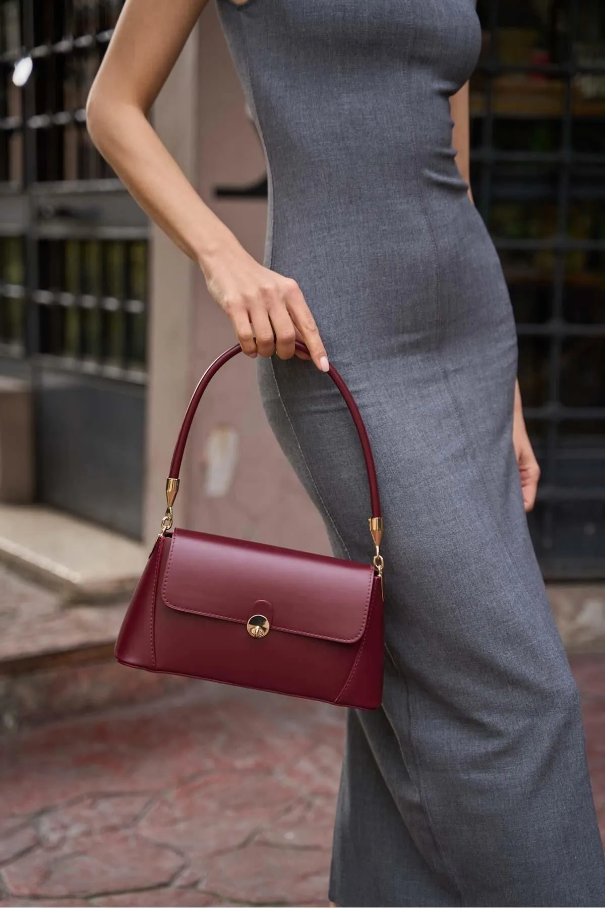 Madamra  Bordeauxrote Umhängetasche für Damen im Retro-Lederlook mit Frontcover
