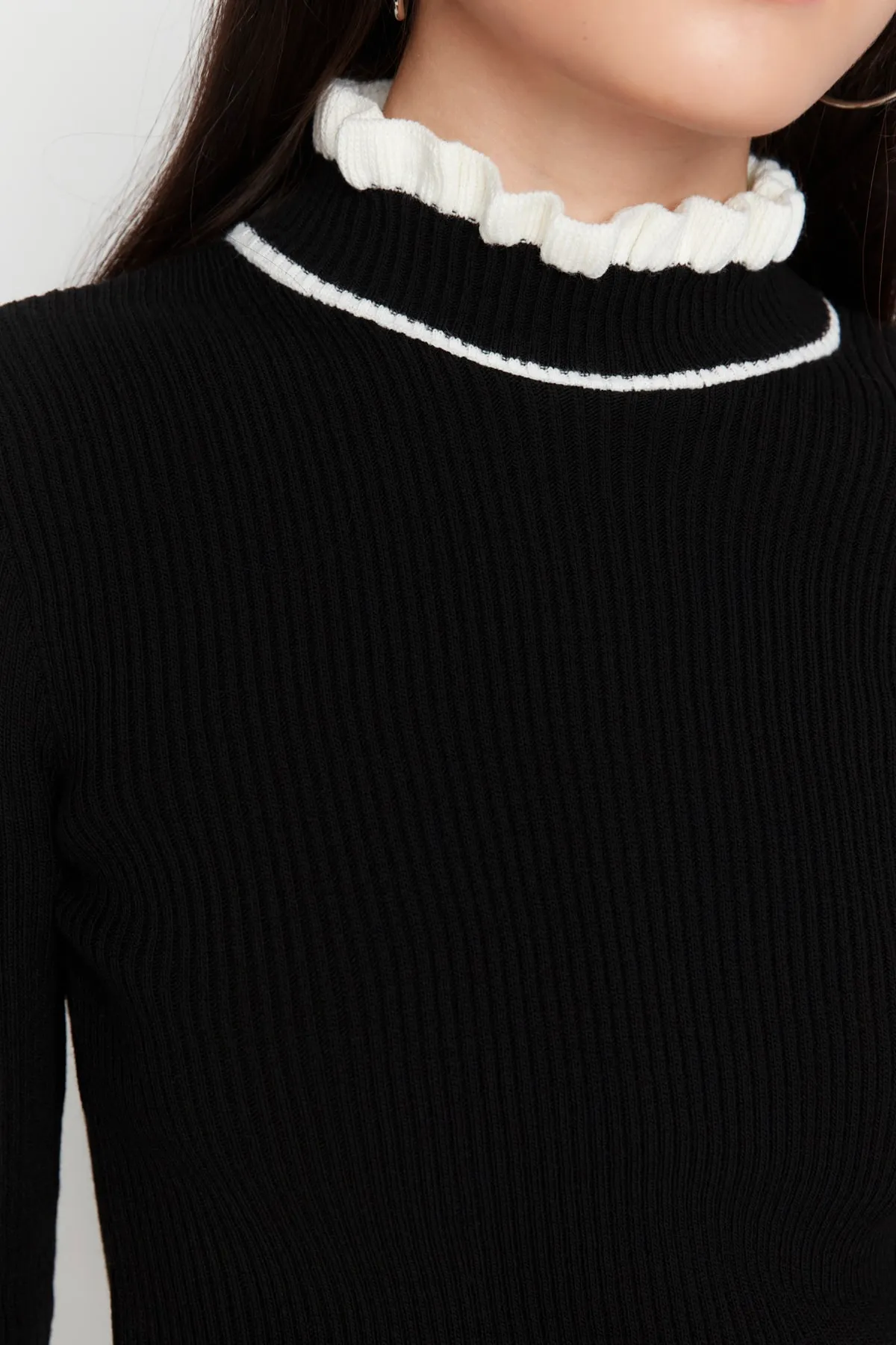 Trendyol Collection  Schwarzer Strickpullover mit Farbblockdesign TWOAW22KZ1250