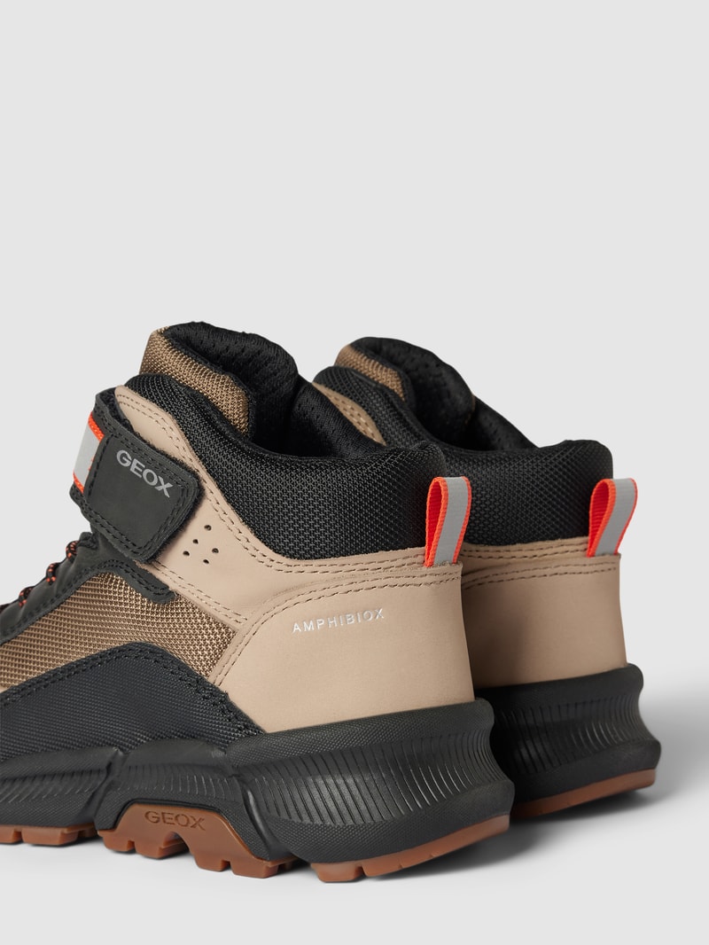 Sneaker mit Label-Print in beige