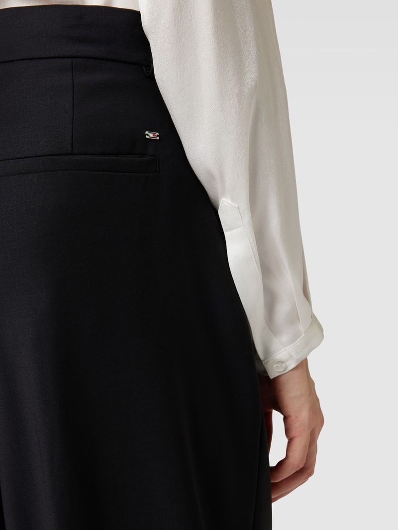 Bootcut Stoffhose mit Bügelfalten in schwarz