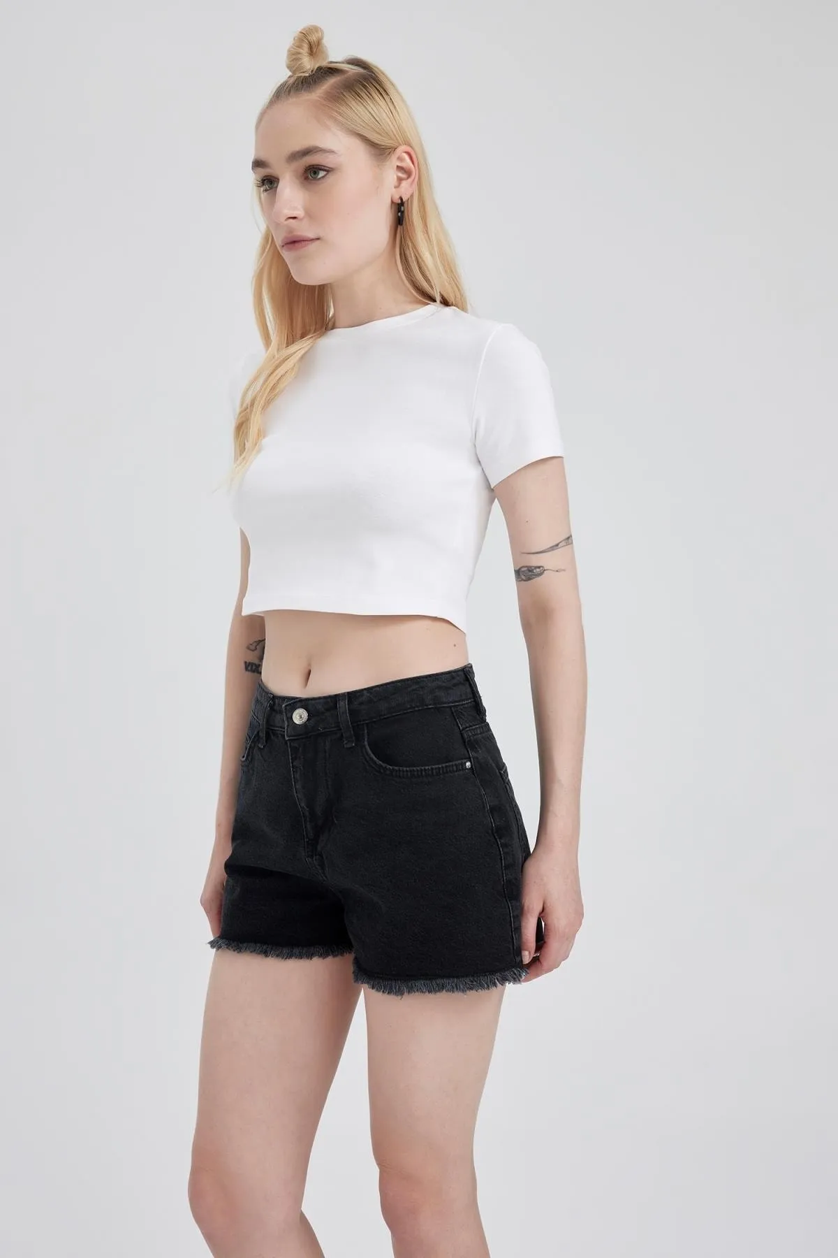 DeFacto  Jeansshorts mit normaler Taille und Cut-Out-Spitze, 100 % Baumwolle, A2602ax23sm