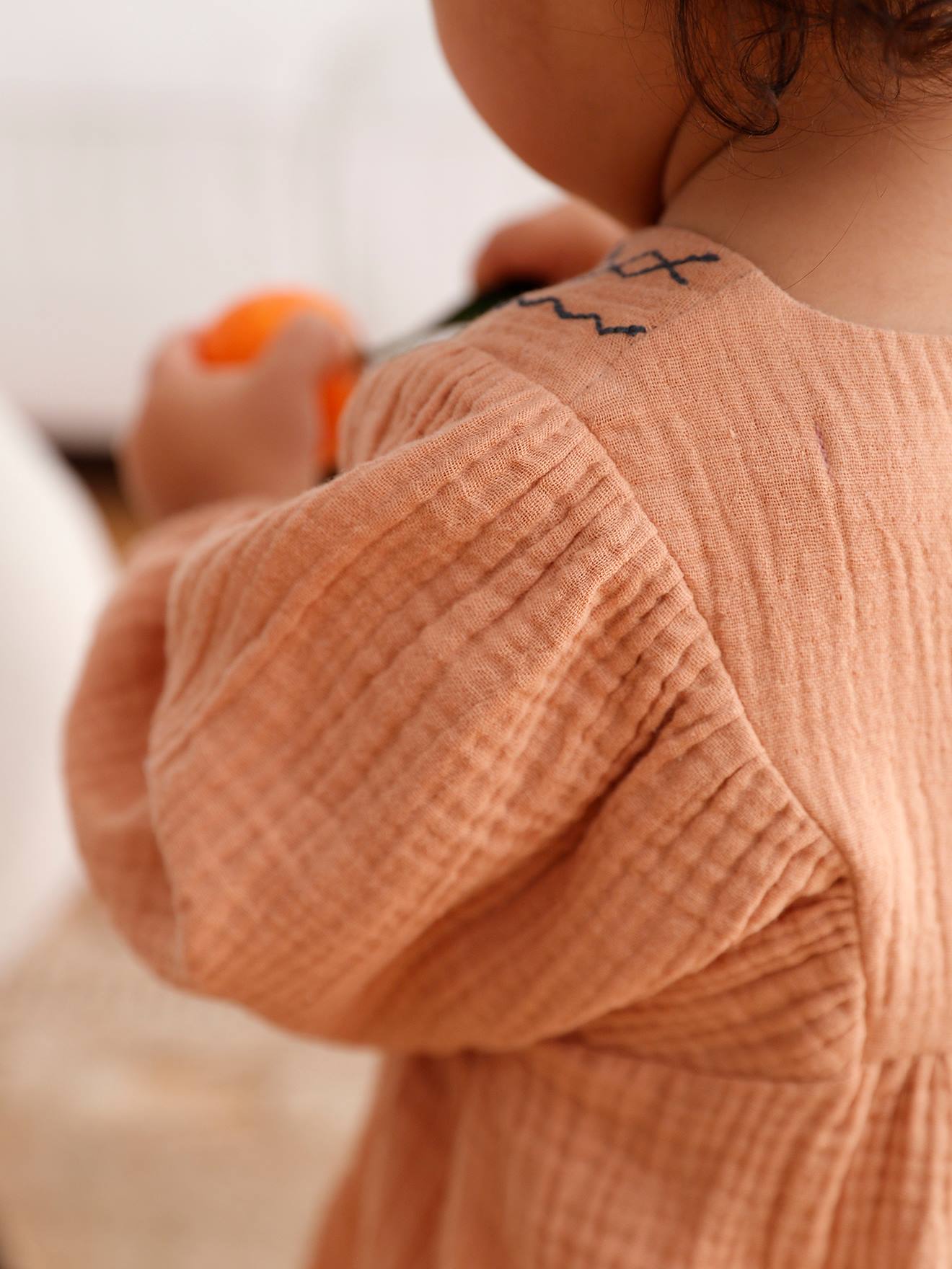 Vertbaudet Besticktes Baby Kleid aus Musselin - karamell